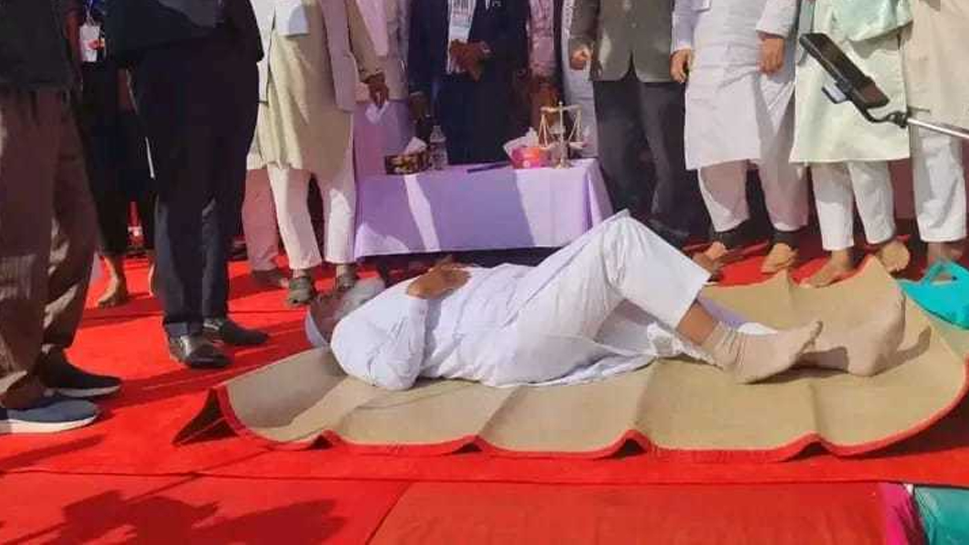 সভামঞ্চেই শীতলপাটিতে শুয়ে পড়লেন জামায়াত আমির