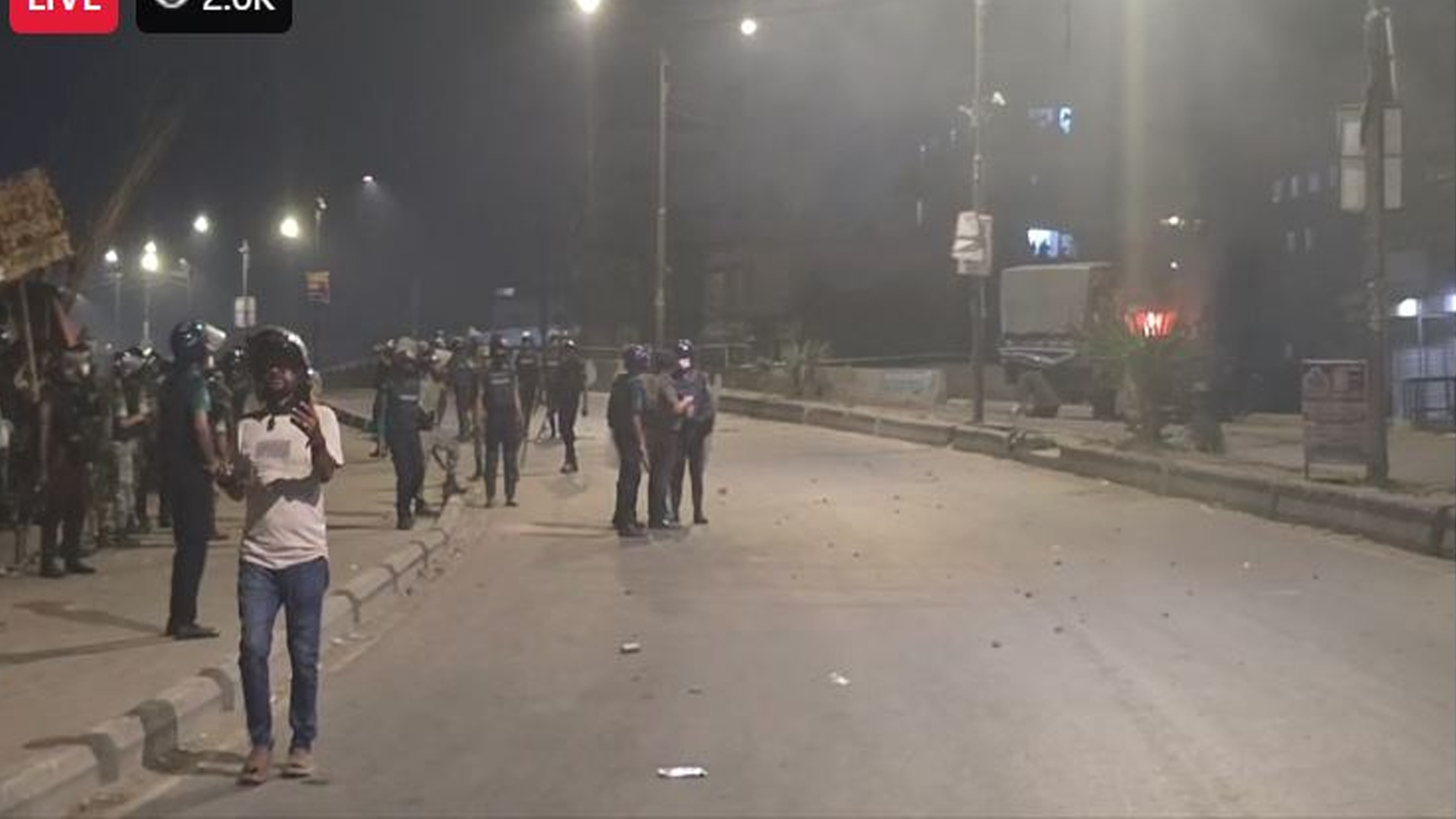 চট্টগ্রামে শিশু ধর্ষণের ঘটনায় পুলিশ-জনতা সংঘর্ষ, পুলিশভ্যানে আগুন