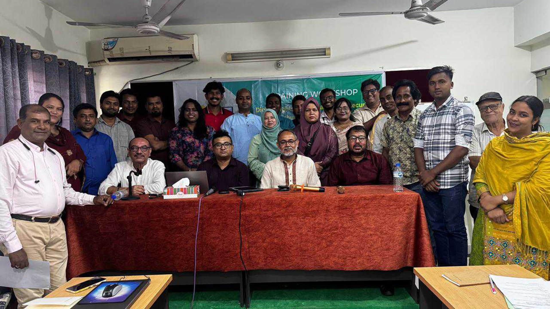 তথ্যযুদ্ধের যুগে ‘ডিজিটাল নিরাপত্তা ঢাল’ গড়ছে রংপুরের সাংবাদিকরা