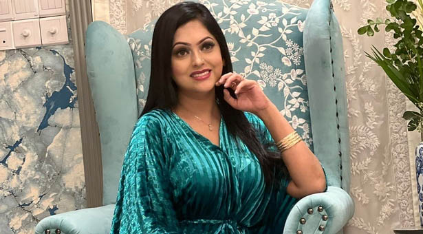 Semiz qora ayolning eshagini yalash