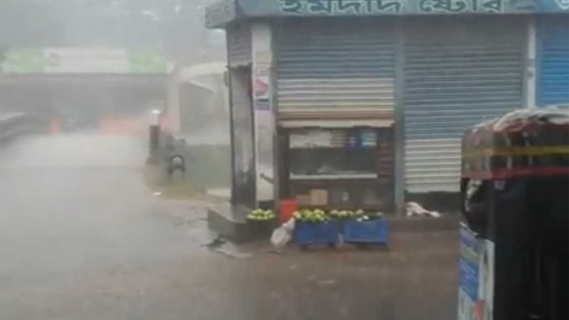 সাতক্ষীরায় শিলাসহ বজ্রবৃষ্টি