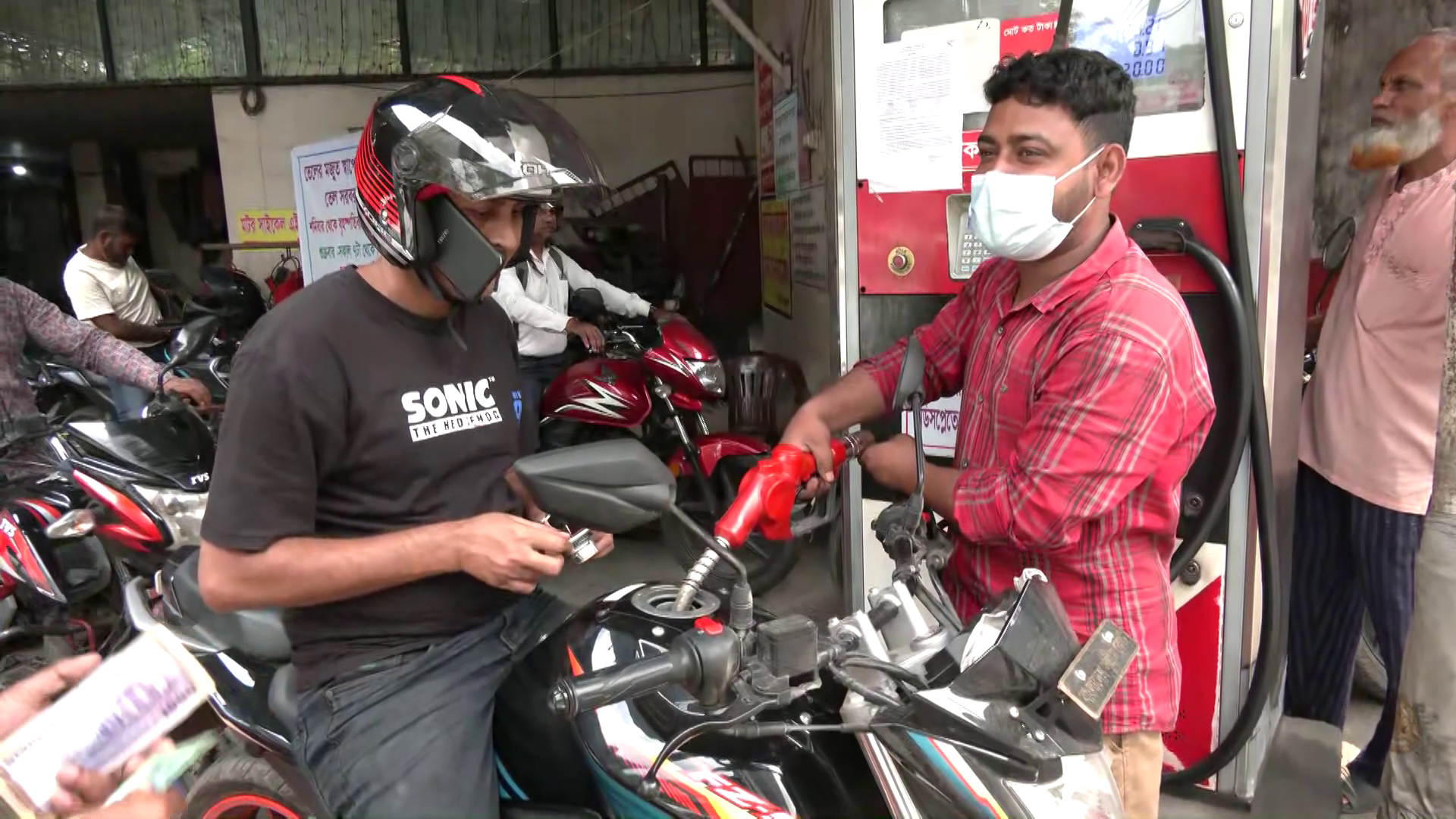 পাম্পে পুলিশ-সাব ডিপোতে বিজিবি, তবুও মিলছে না চাহিদা মতো তেল