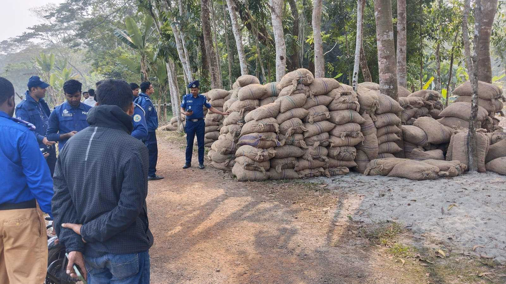 নলছিটিতে পরিত্যক্ত অবস্থায় পাওয়া গেল ৪০০ বস্তা আলু