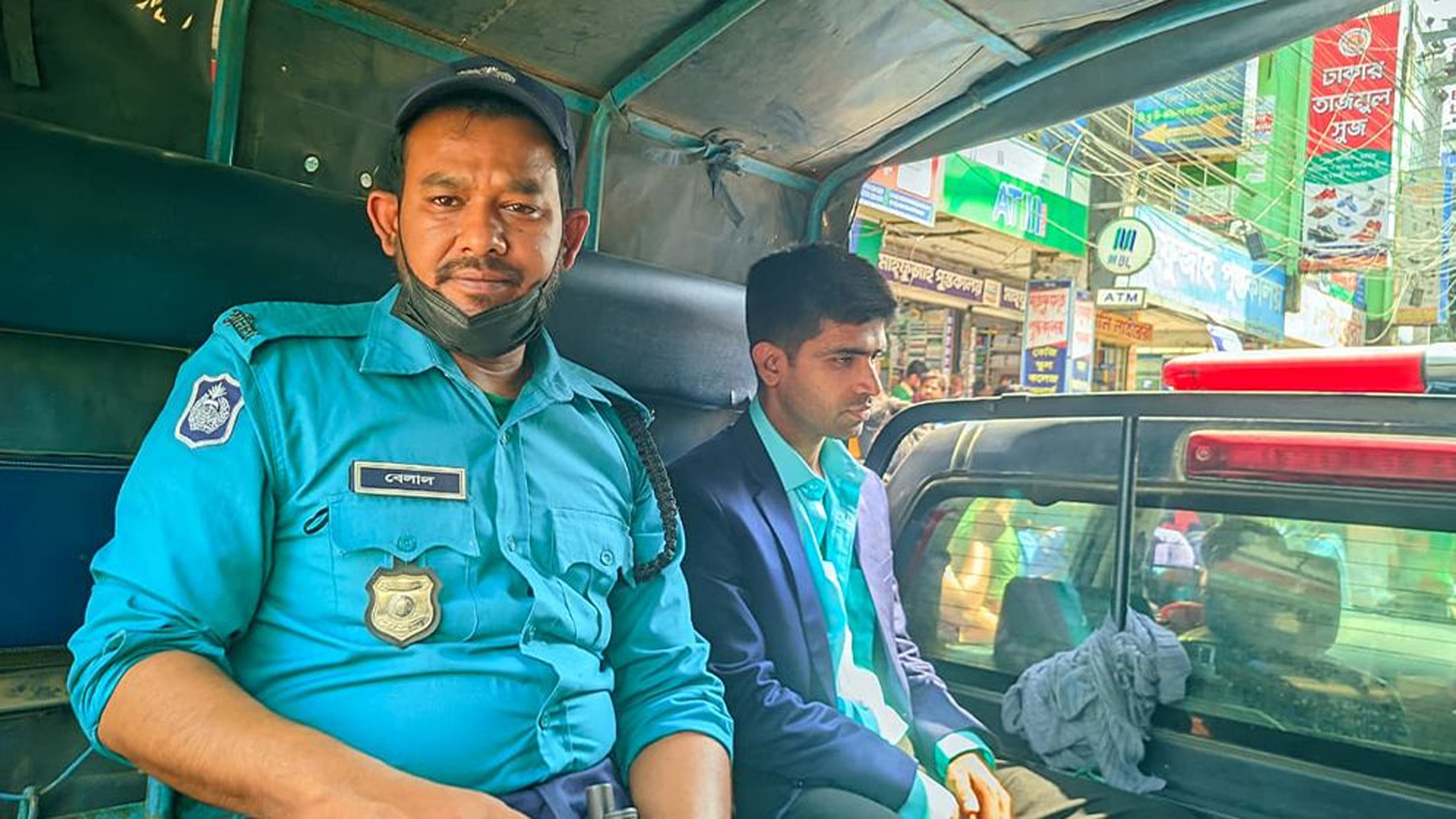 প্রেমিকাকে এএসপি পরিচয় দেন রাজমিস্ত্রি, ধরা পড়লেন কার্ড বানাতে গিয়ে