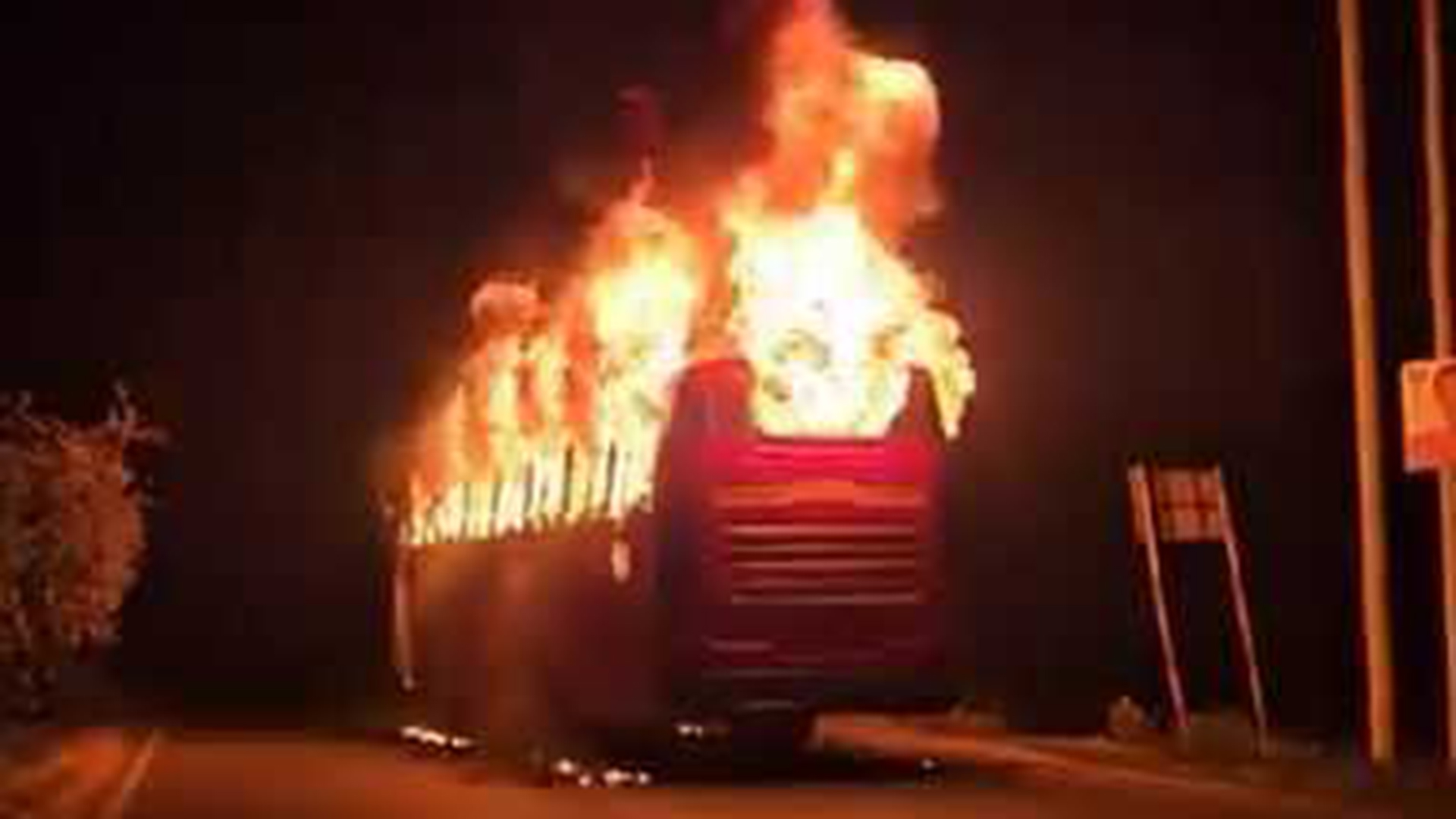 টাঙ্গাইলে সড়কে প্রাণ গেল যুবকের, বাসে আগুন