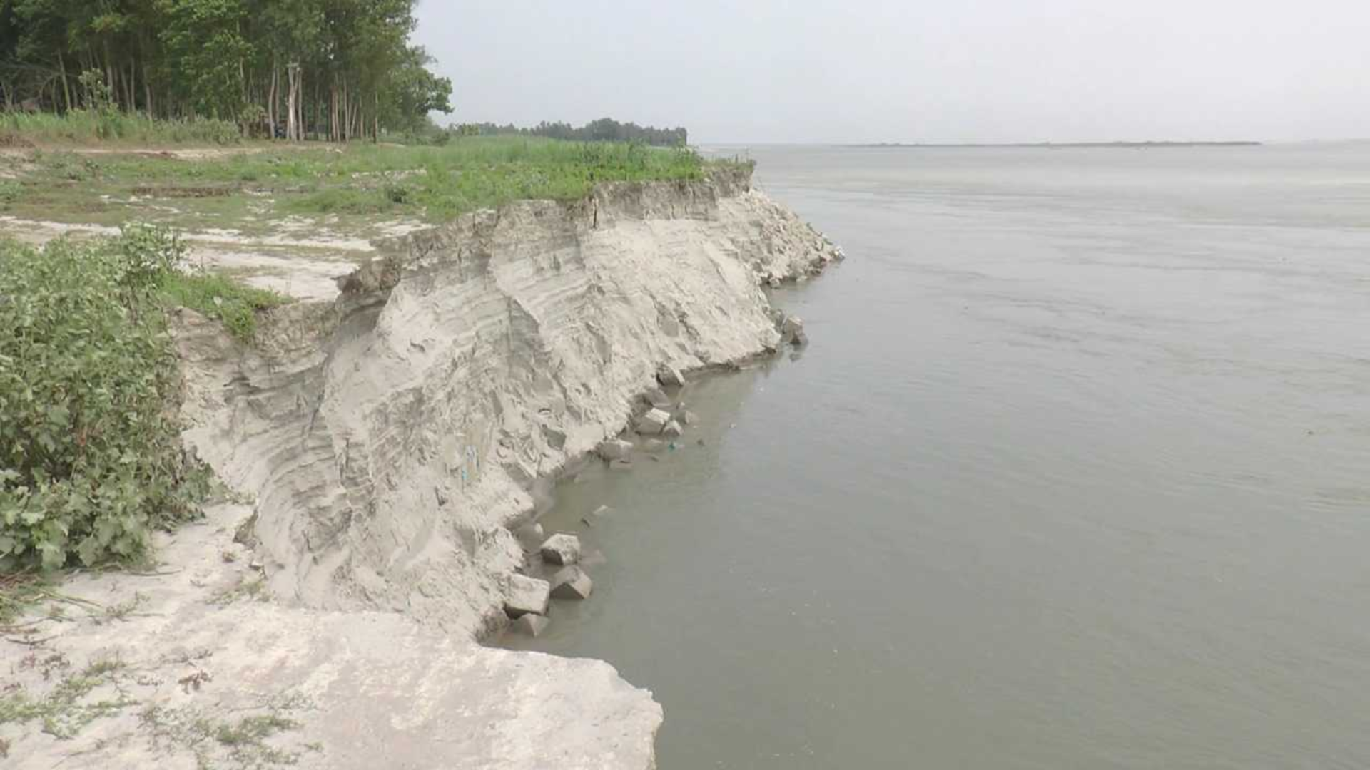 অসময়ে শুরু নদীভাঙন, আতঙ্কে যমুনা পাড়ের মানুষ