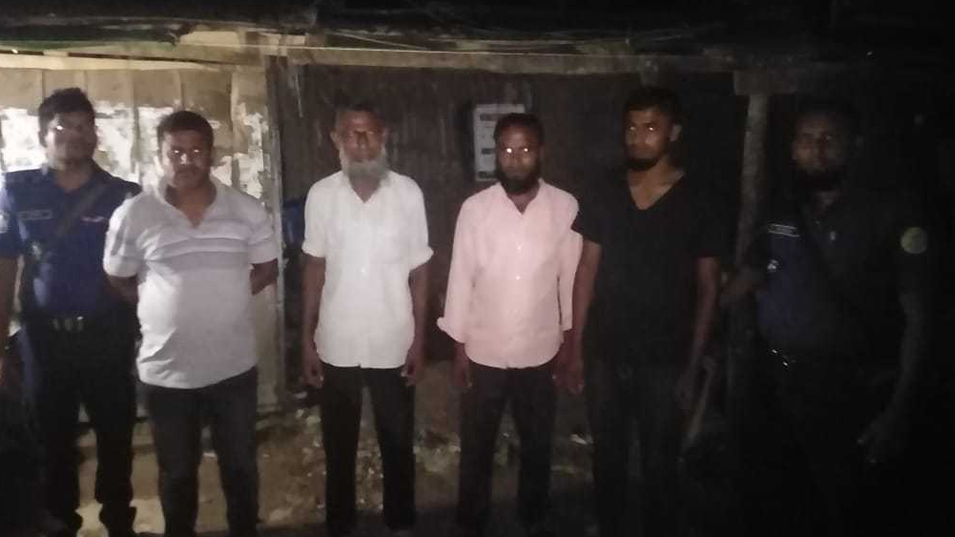অতিরিক্ত ভাড়া আদায়: মির্জাগঞ্জ ফেরিঘাটে সেনাবাহিনীর অভিযান, আটক ৪