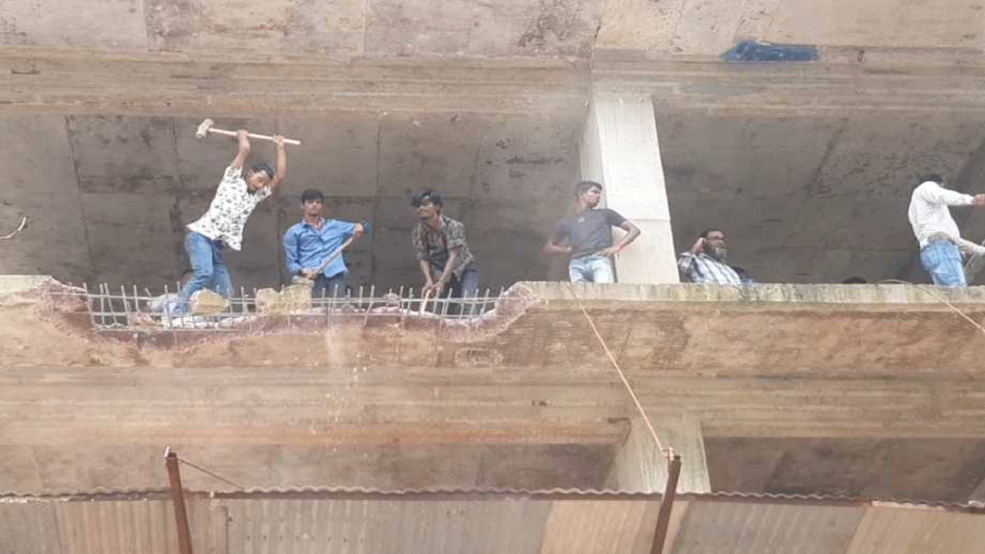 নারায়ণগঞ্জে পাঁচ ভবনের নির্মাণ কাজ বন্ধসহ ৪টি গুঁড়িয়ে দিলো রাজউক