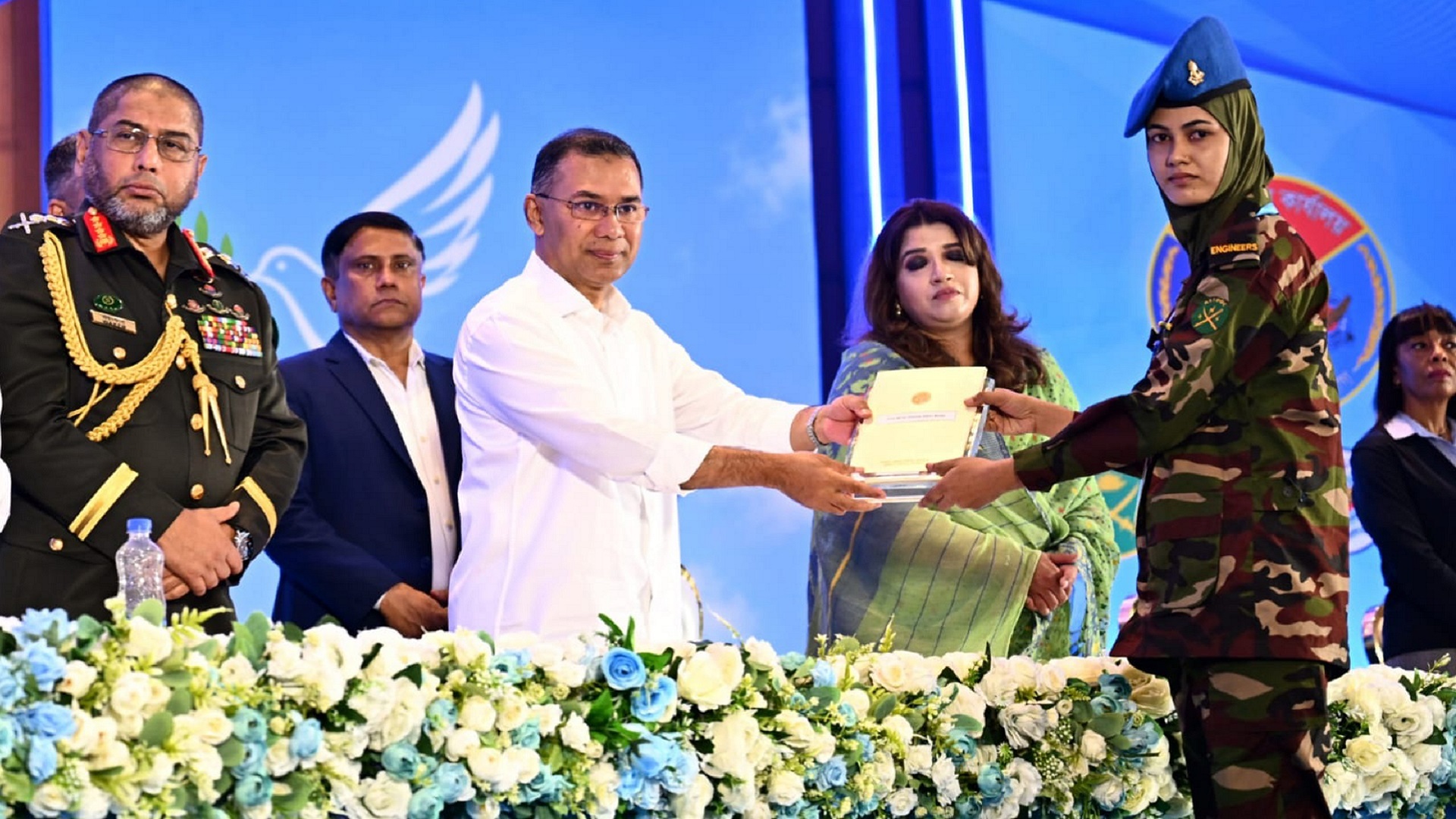 সুদানে শহীদ ৬ সেনাসদস্যের স্ত্রীর হাতে বিশেষ সম্মা