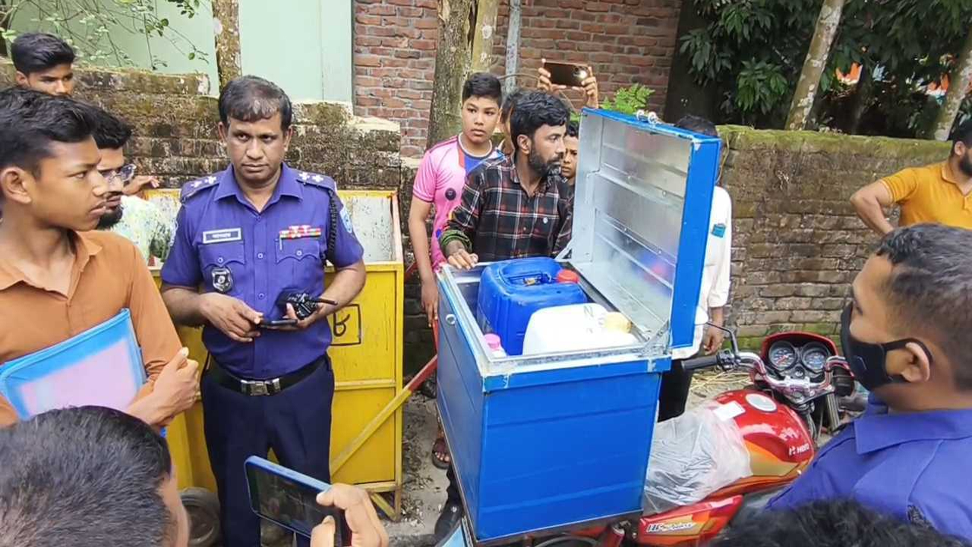 পঞ্চগড়ে বাক্সে লুকিয়ে নিয়ে যাচ্ছিলেন পেট্রোল, ধরলেন জনতা