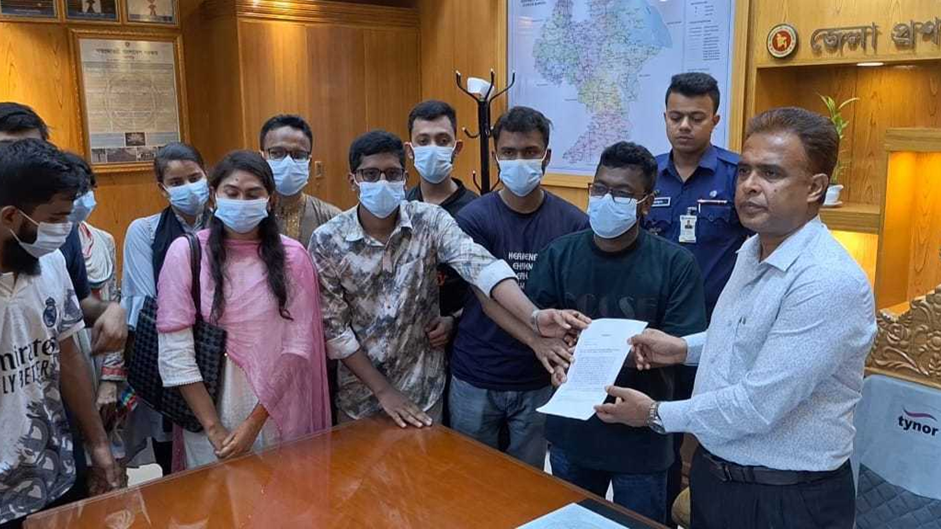 এবার স্মারকলিপি দিলেন বরিশাল টেক্সটাইল কলেজের শিক্ষার্থীরা