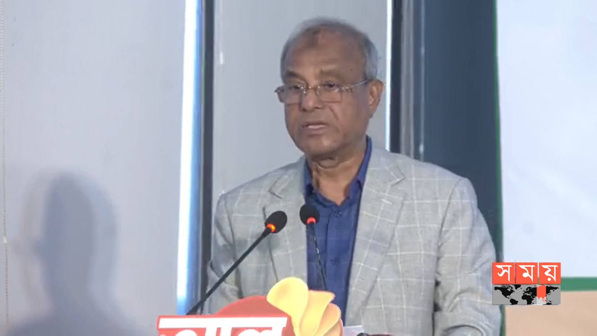 পুলিশ স্মৃতিস্তম্ভে স্বরাষ্ট্র উপদেষ্টার শ্রদ্ধা