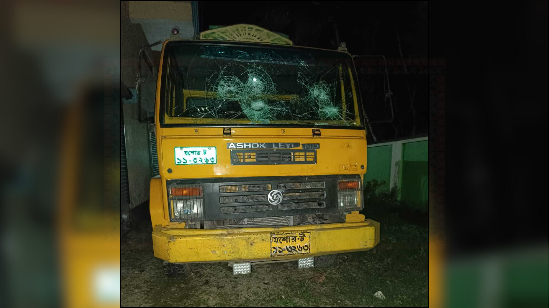 ট্রাকের ধাক্কায় ভ্যান থেকে ছিটকে পড়ে যুবক নিহত