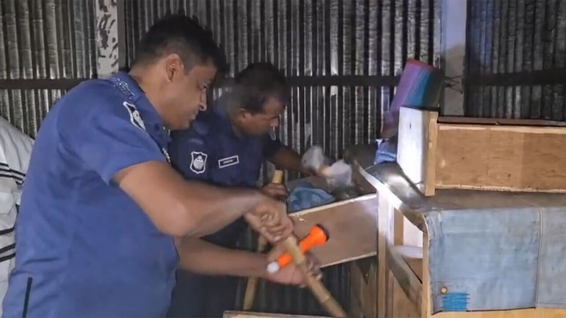 গাজীপুরে শীর্ষ সন্ত্রাসী ‘সুমন বাহিনীর’ ৫টি টর্চার সেল গুঁড়িয়ে দিলো পুলিশ