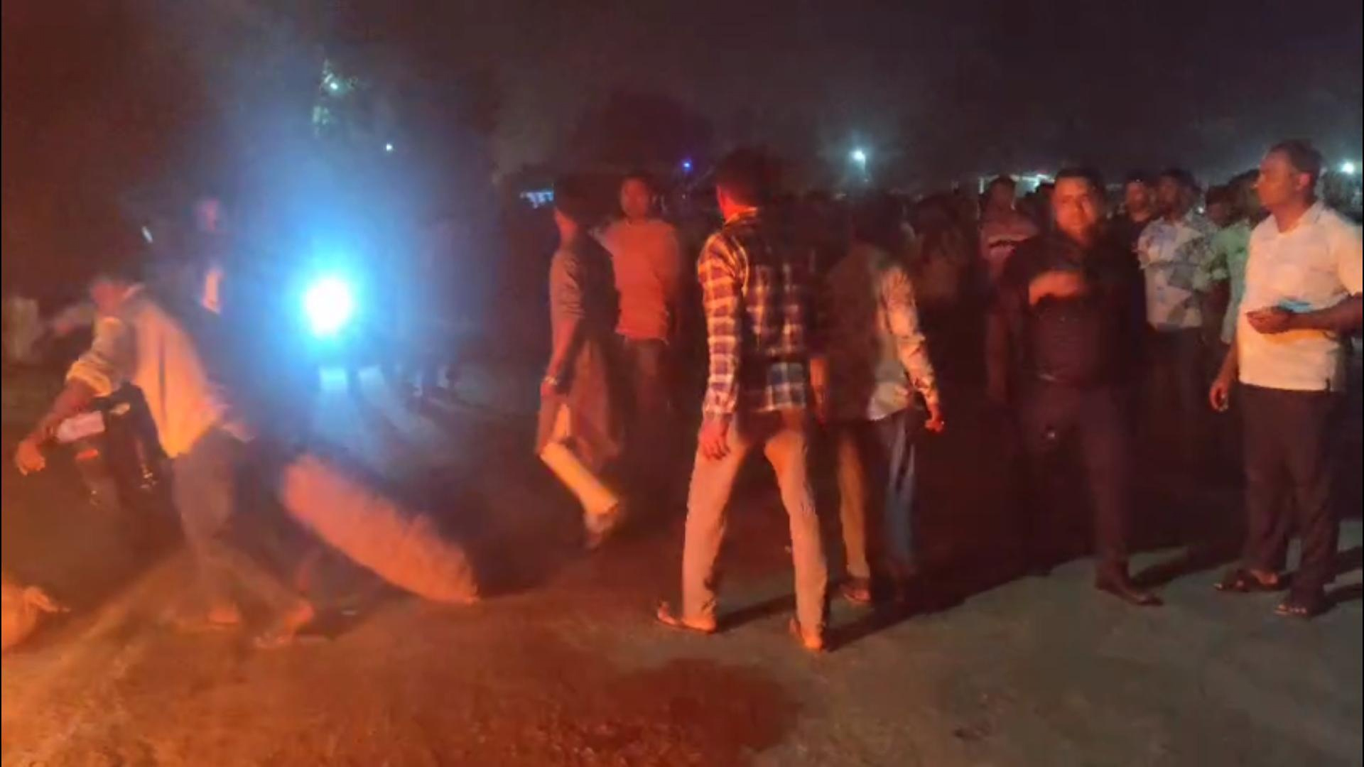 জ্বালানি তেল না পেয়ে সড়ক অবরোধ