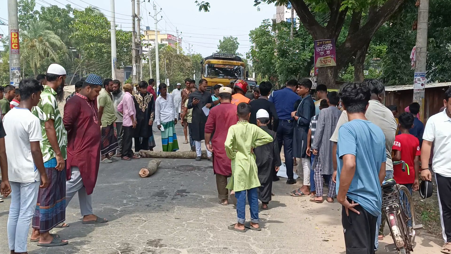 ভাঙা সড়কই হলো কাল, স্বামীর চোখের সামনে ট্রাকের চাকায় পিষ্ট শাম্মী