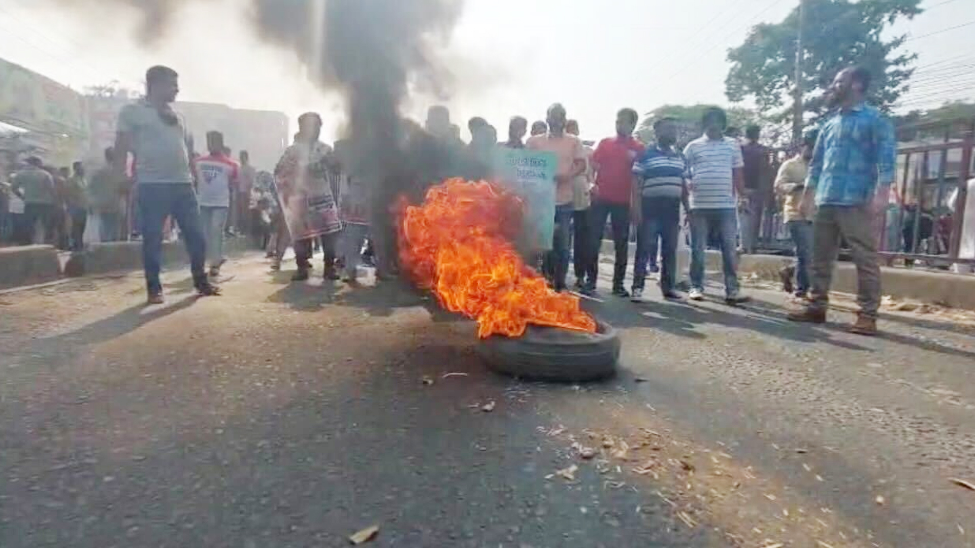 ঢাকা-ময়মনসিংহ মহাসড়ক অবরোধ করে বিক্ষোভ, তীব্র য...