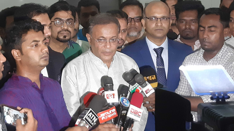 সাংবাদিকদের প্রশ্নের জবাব দিচ্ছেন তথ্য ও সম্প্রচার মন্ত্রী ড. হাছান মাহমুদ। ছবি: সময় সংবাদ