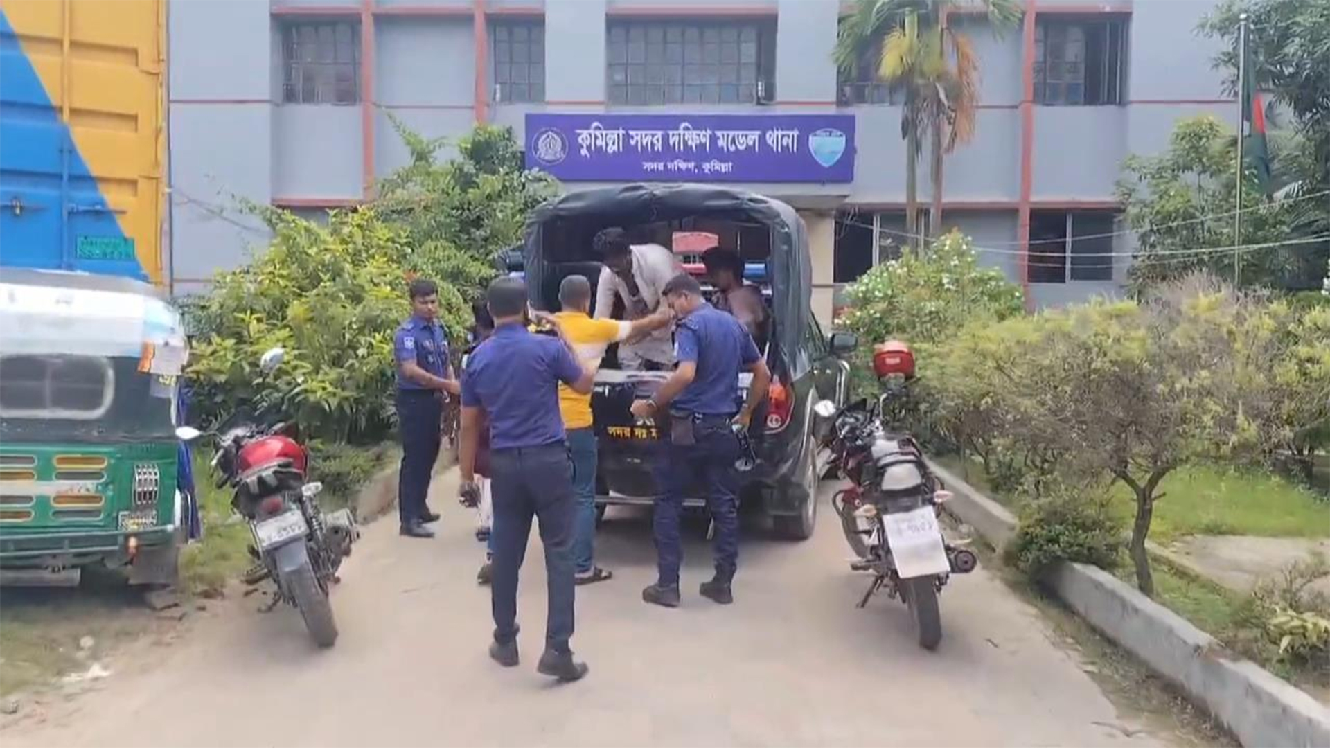 কুমিল্লায় নিষিদ্ধ ছাত্রলীগের ঝটিকা মিছিল, ৫ যানবাহনসহ ৪৫ কর