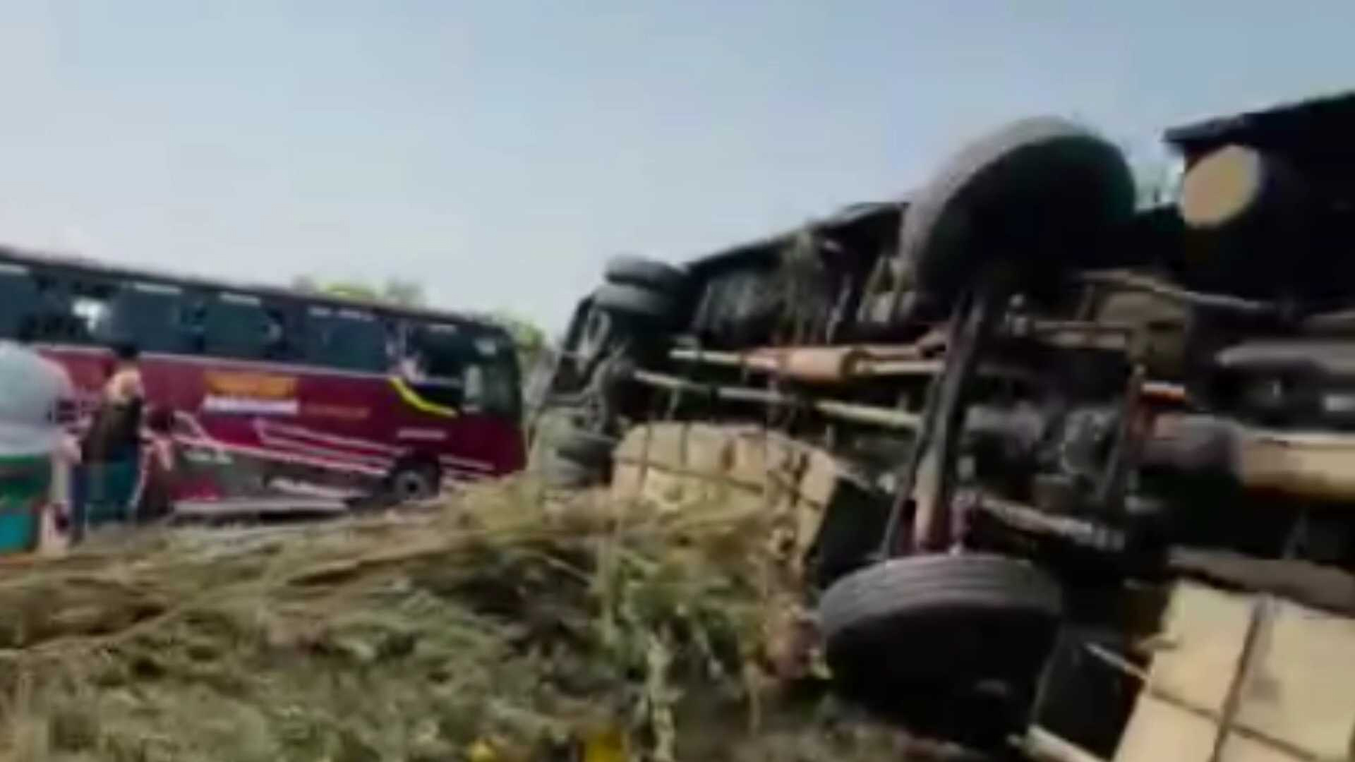 ঢাকা-ভাঙ্গা এক্সপ্রেসওয়েতে উল্টে গেল বাস, আহত একাধিক