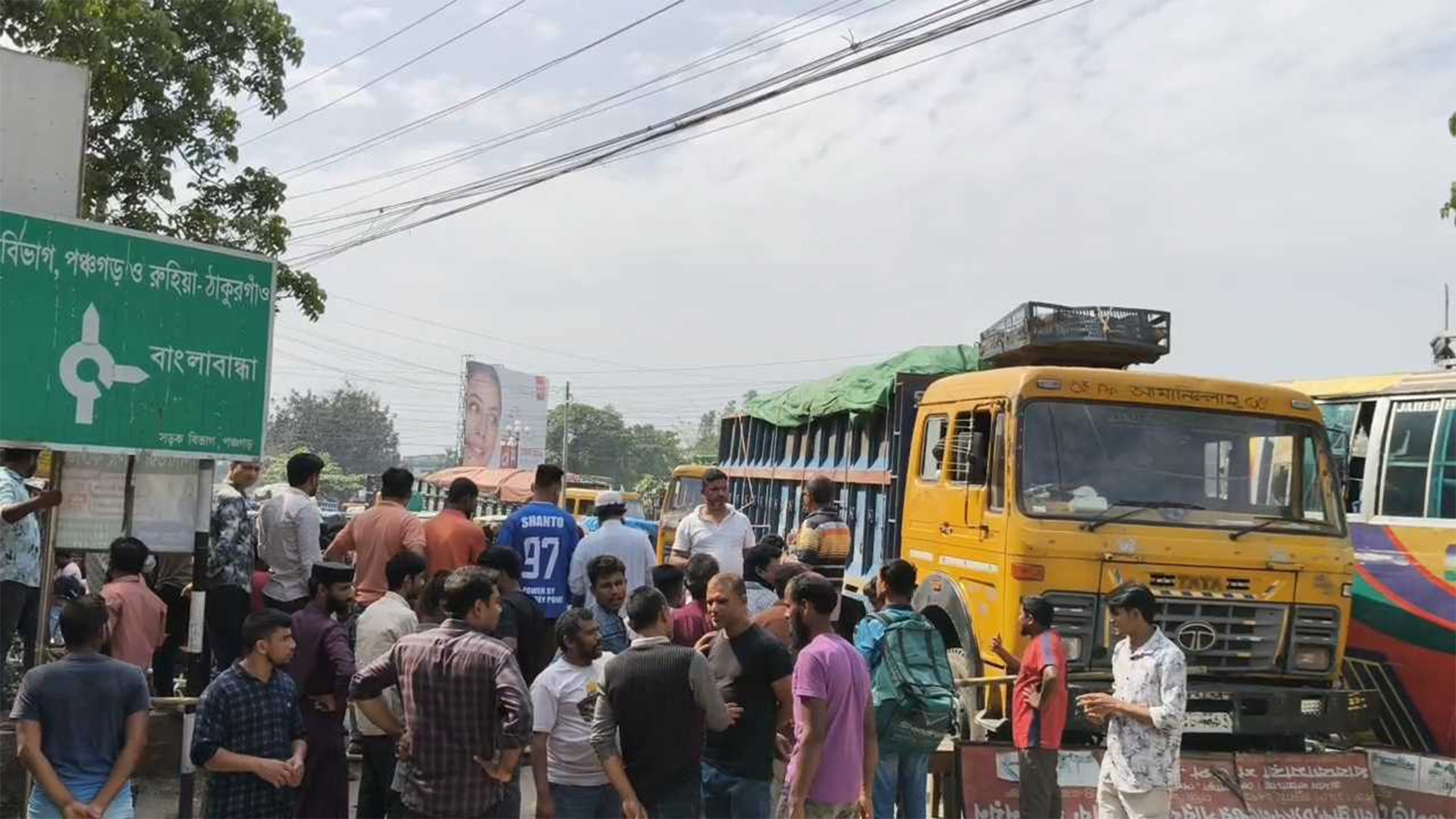 টানা ২৪ ঘণ্টা বিদ্যুৎ নেই পঞ্চগড়ে, মহাসড়ক অবরোধ