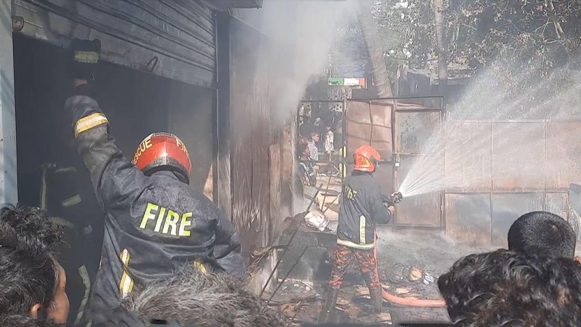 চট্টগ্রামে মার্কেটে আগুন - Bangla24.Top