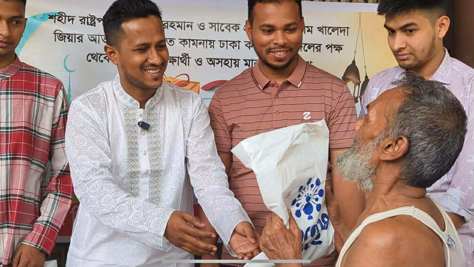 শিক্ষার্থী ও অসহায় মানুষদের ঈদ উপহার দিলো ঢাকা কলেজ ছাত্রদল