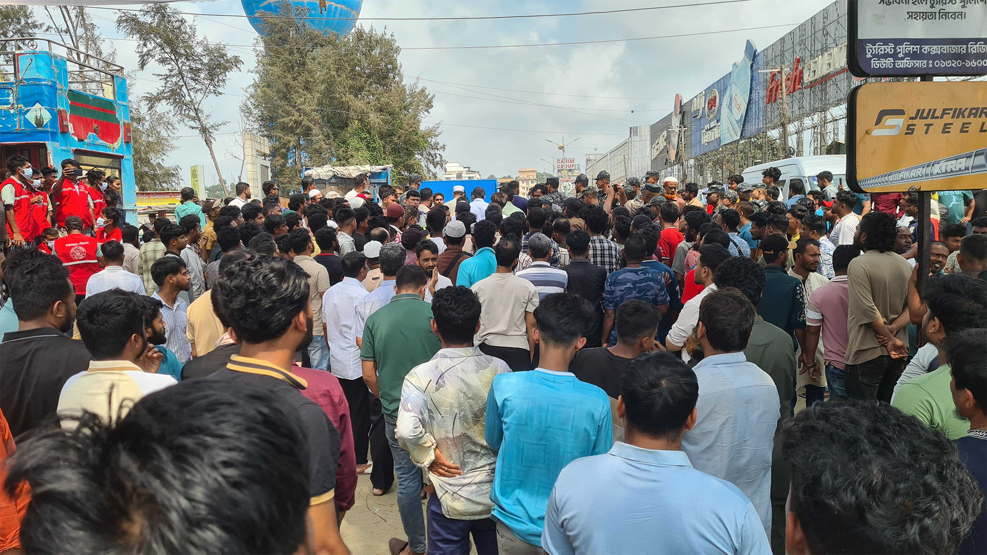 কক্সবাজার সৈকতের বালিয়াড়িতে উচ্ছেদ ঘিরে উত্তেজনা