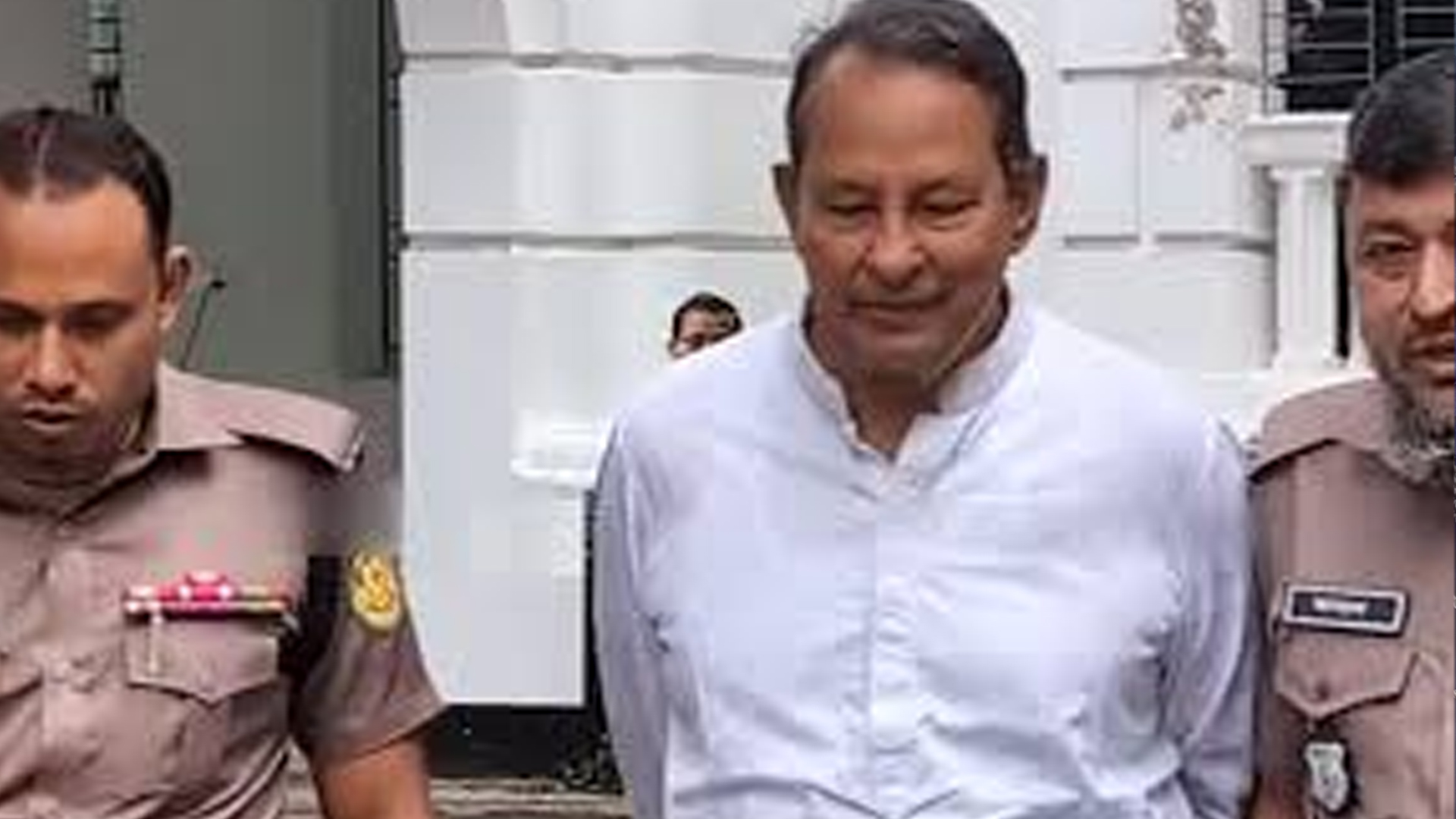 ইনুকে ‘টেনশন না করতে বলা’ সেই পুলিশ সদস্যরা শাস্তির আওতায়