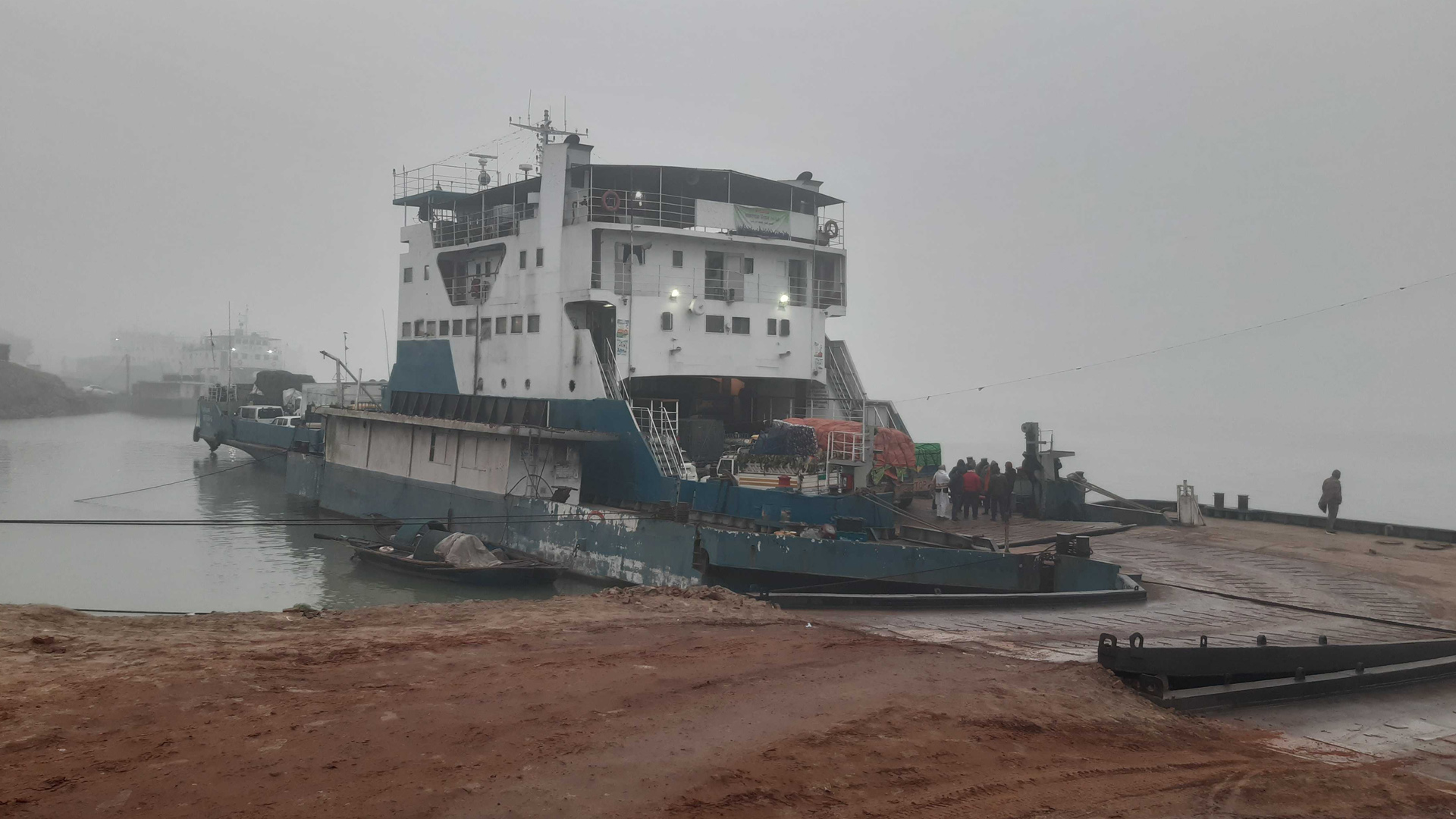 ঘন কুয়াশায় পাটুরিয়া-দৌলতদিয়া ও আরিচা-কাজিরহাট নৌরুটে ফেরি চলাচল বন্ধ