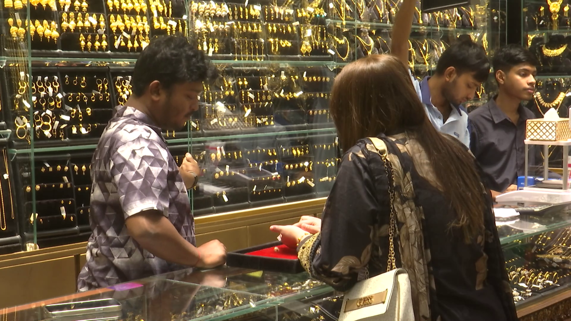 দাম আরও কমে কত টাকায় স্বর্ণ ও রুপা বিক্রি হচ্ছে আজ?