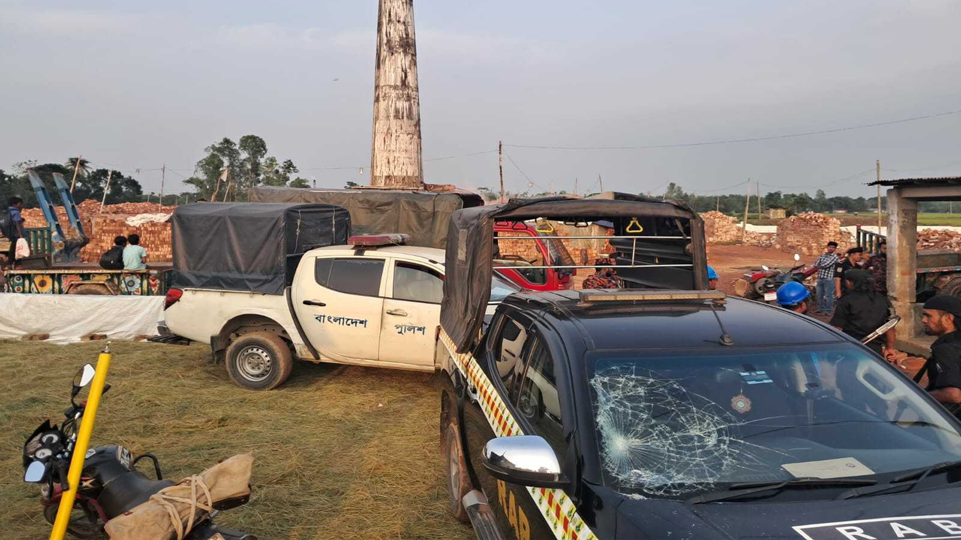 জামালপুরে অবৈধ ইটভাটায় অভিযানে র‌্যাবের গাড়ি ভাঙচুর