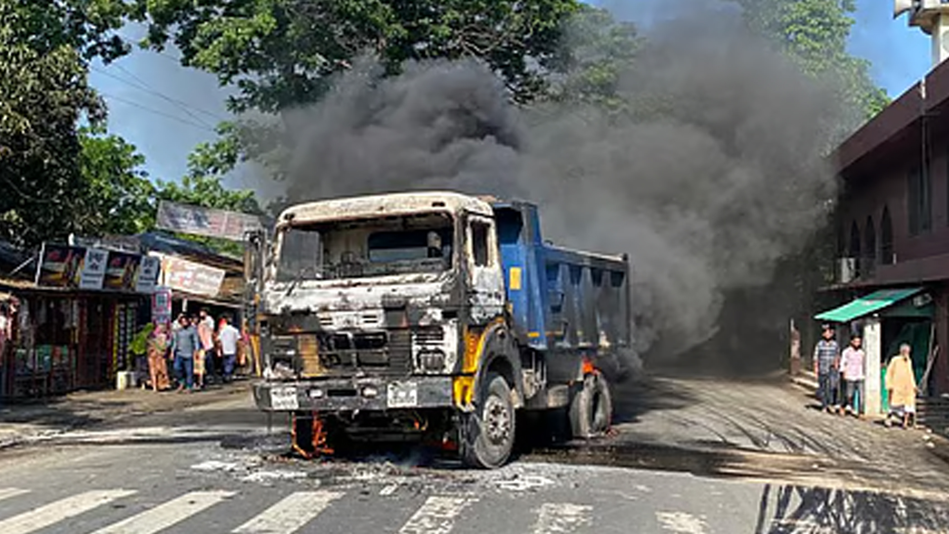 রাজশাহীতে সড়ক দুর্ঘটনায় পথচারী নিহত, দুই ডাম্প ট্রাকে আগুন দিল জনতা