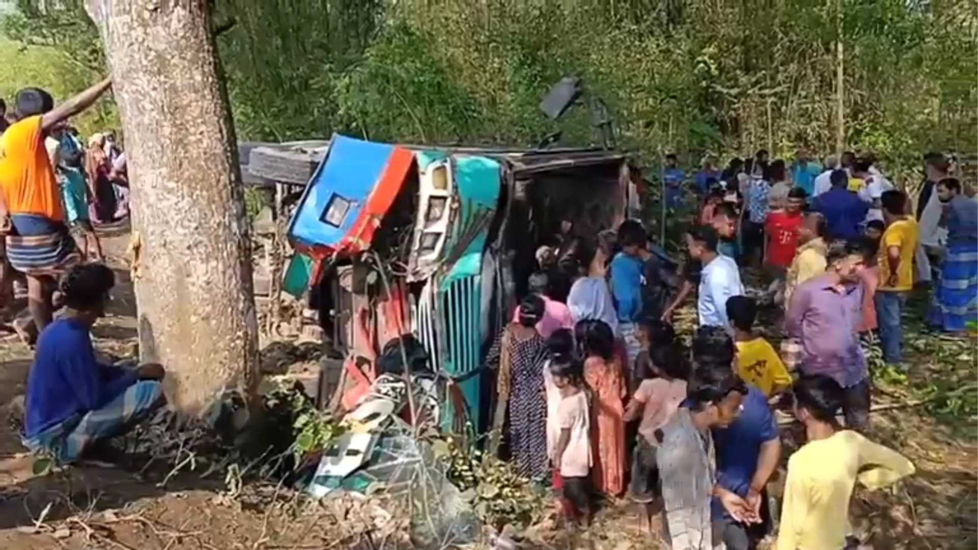 এবার গাছে ধাক্কা খেয়ে উল্টে গেল বাস