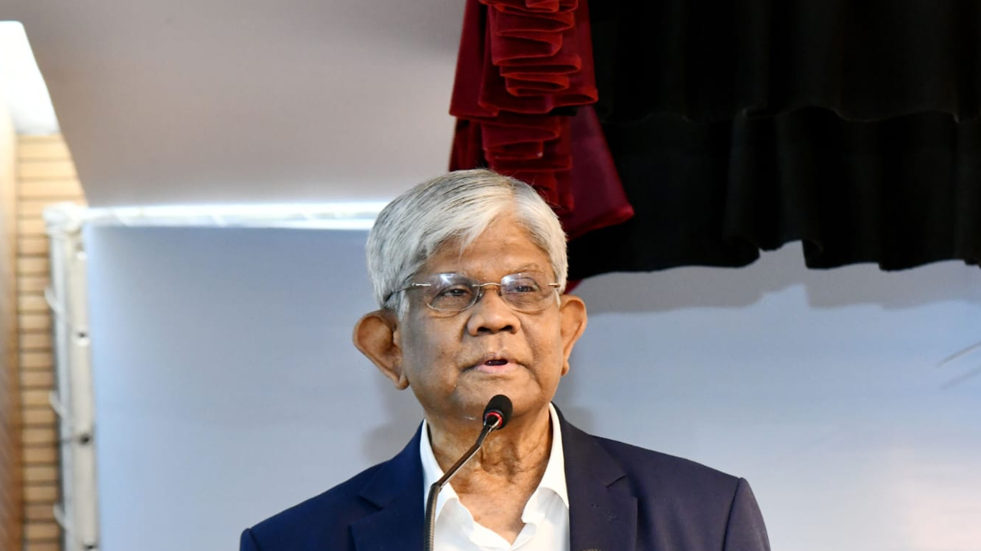 পাচারকারীদের চিহ্নিত করা হয়েছে, নির্বাচিত সরকার চাইলে অর্থ ফেরত আনা সম্ভব: উপদেষ্টা