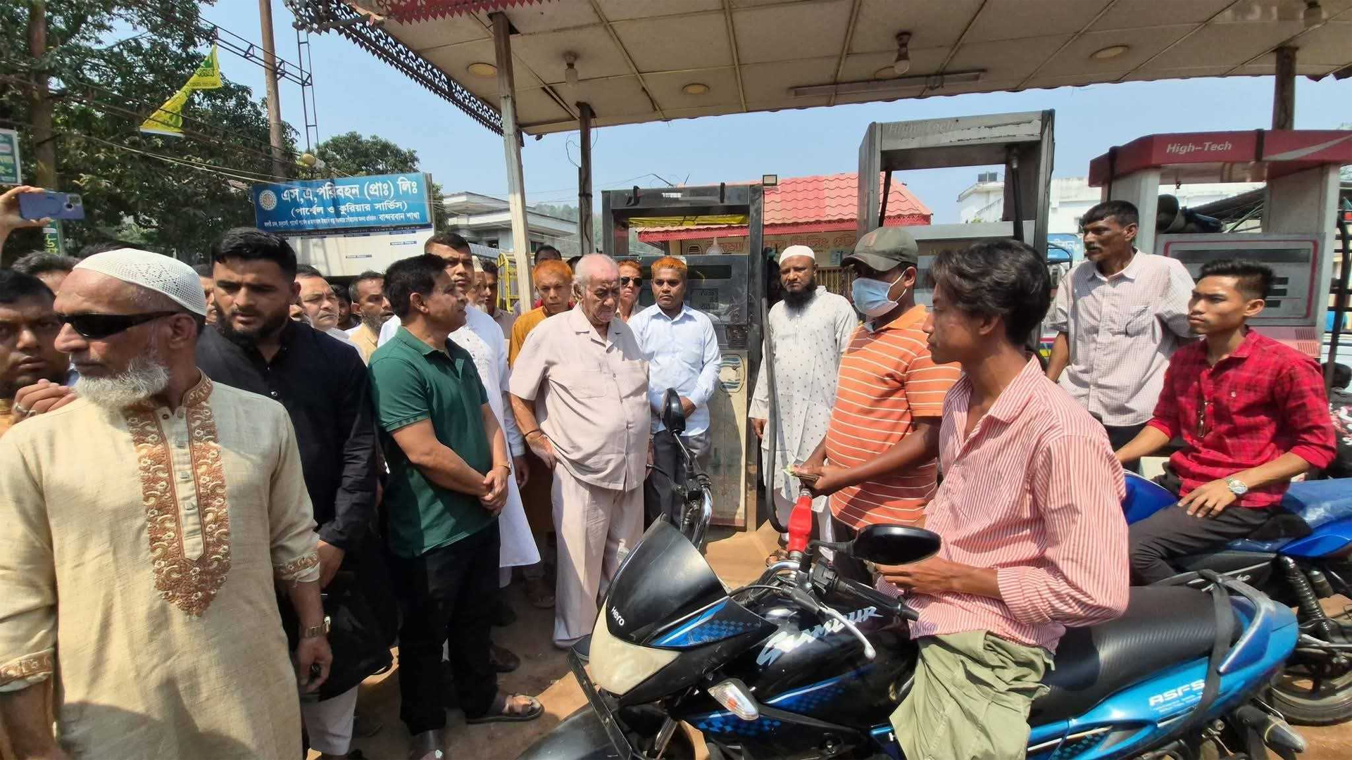 বন্ধ থাকা পাম্পে গিয়ে পর্যটকদের তেল দিলেন এমপি সাচিং প্রু জেরী