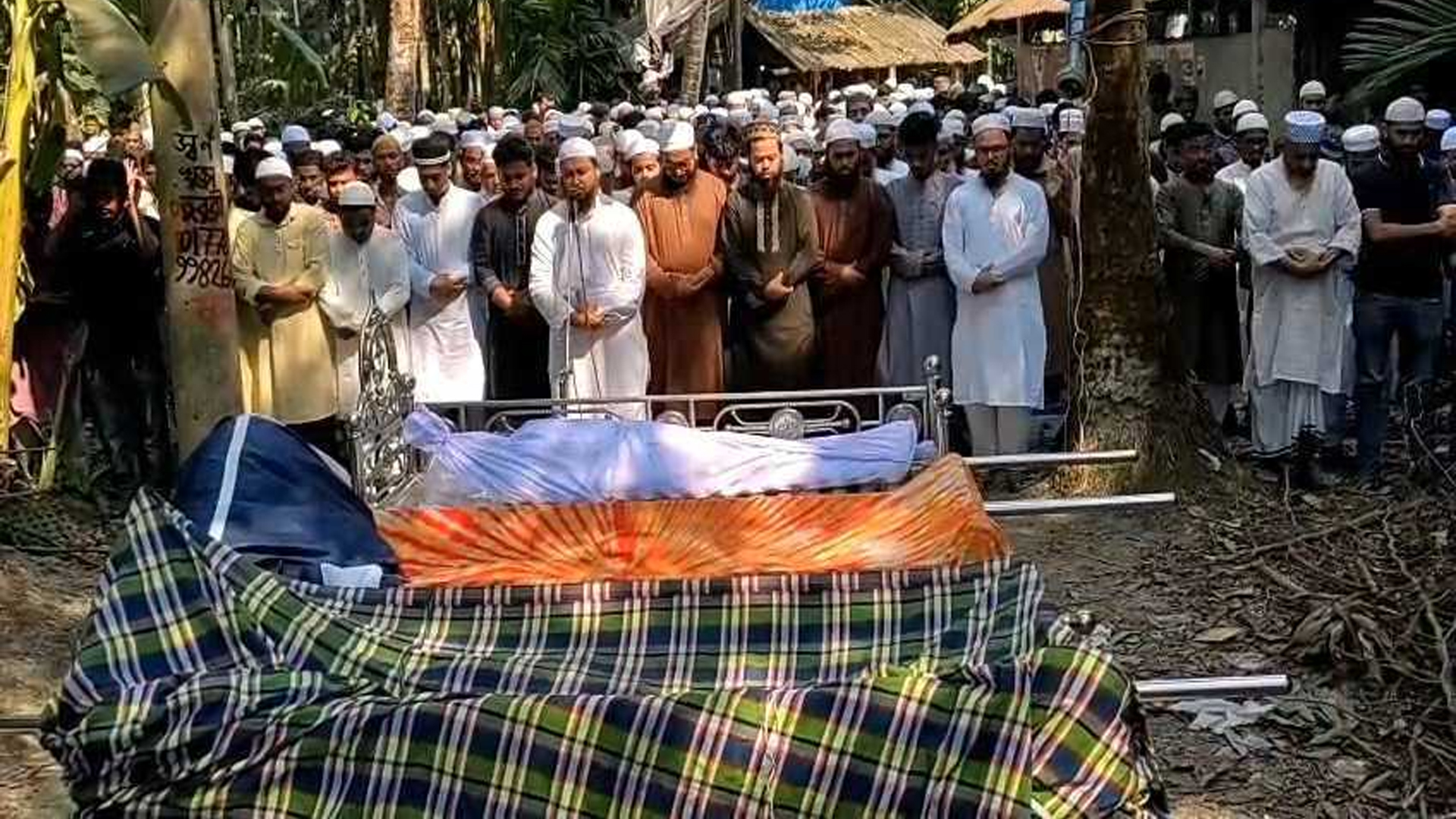 স্ত্রী ও ছেলে-মেয়েকে নিয়ে শেষঘুমে মুফতি মমিন