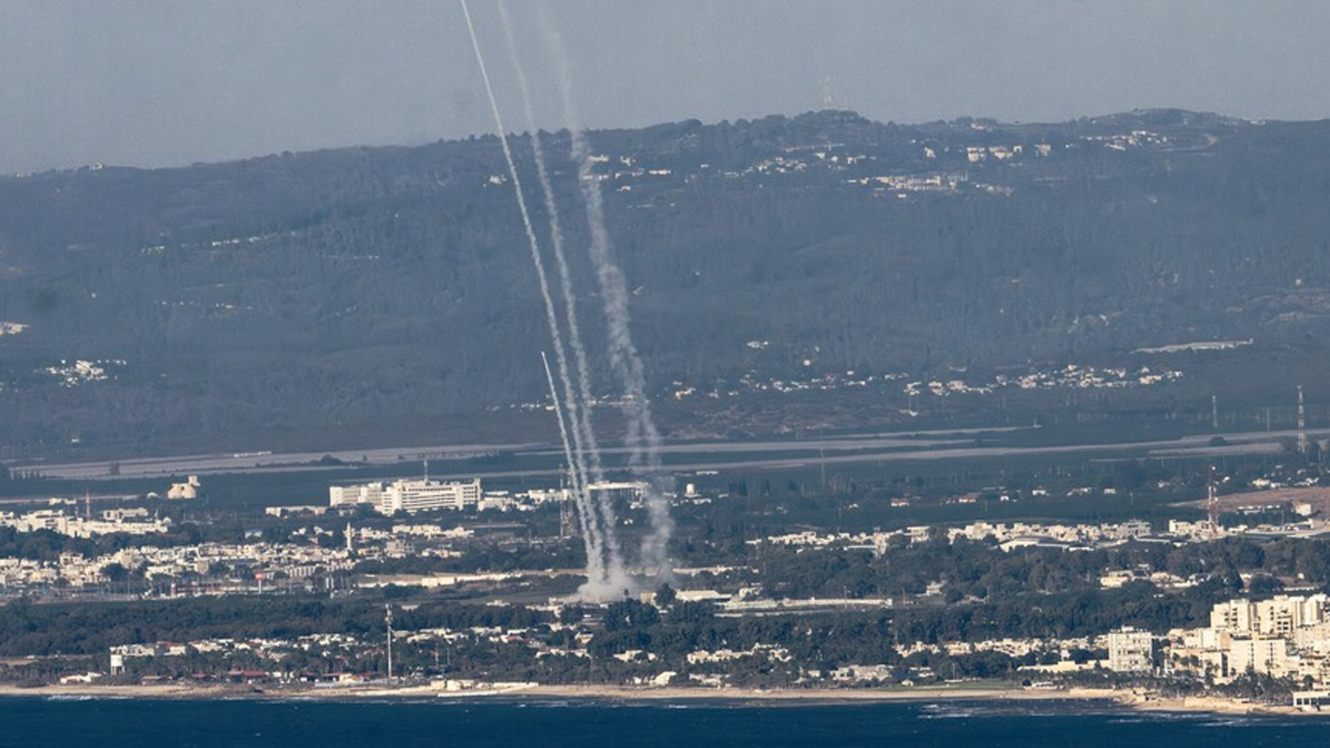 ইসরাইলের যুদ্ধবিরতি লঙ্ঘনের জবাবে রকেট হামলা হিজবুল্লাহর