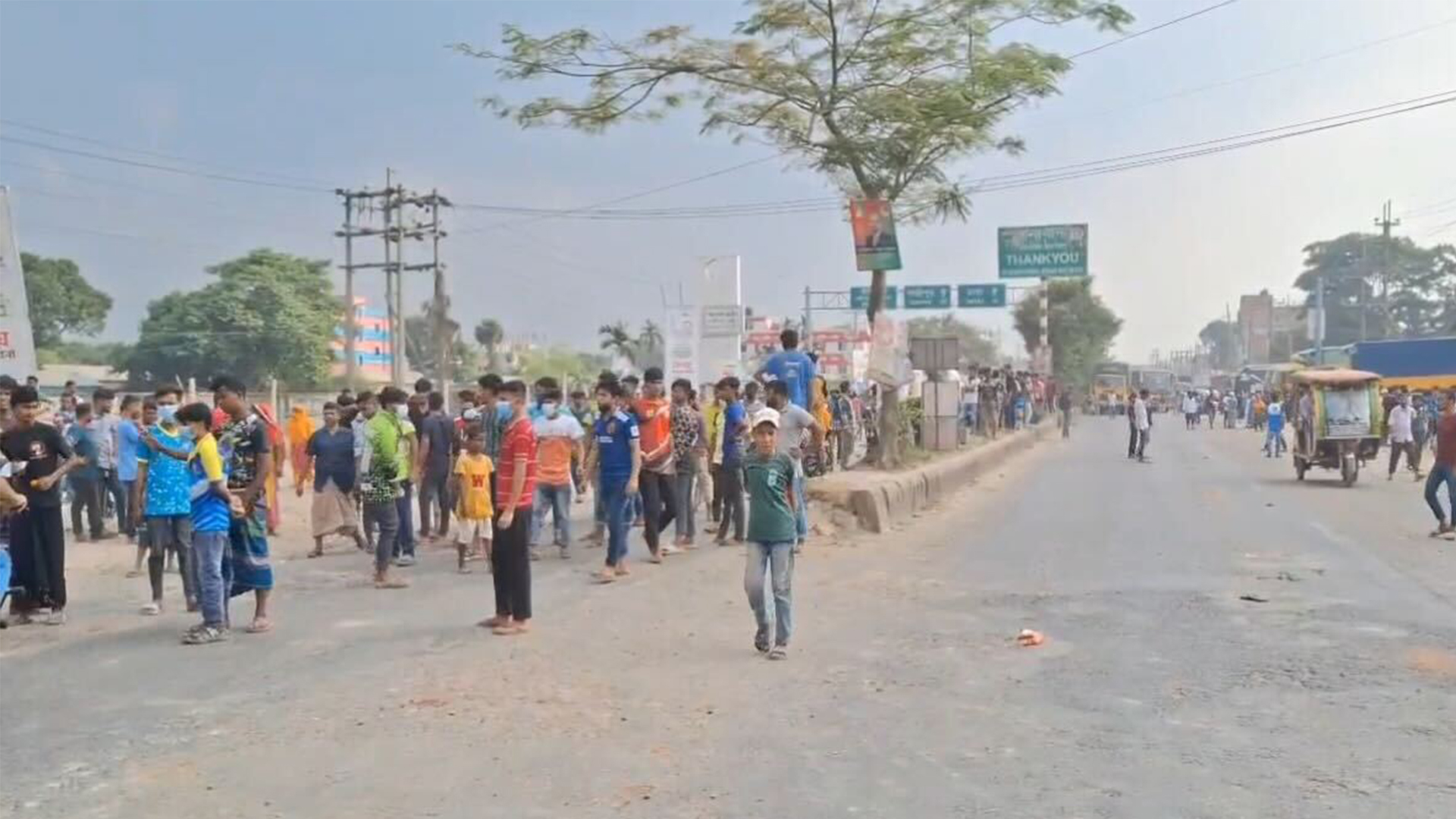 শ্রীপুরে বকেয়া বেতনের দাবিতে শ্রমিকদের মহাসড়ক অবরোধ-বিক্ষোভ