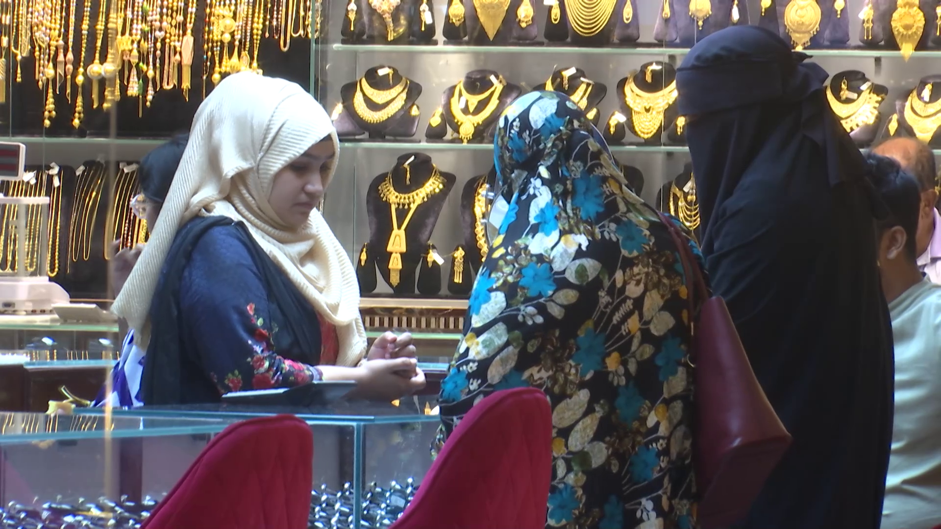 স্বর্ণ কিনবেন? জেনে নিন আজকের বাজারদর