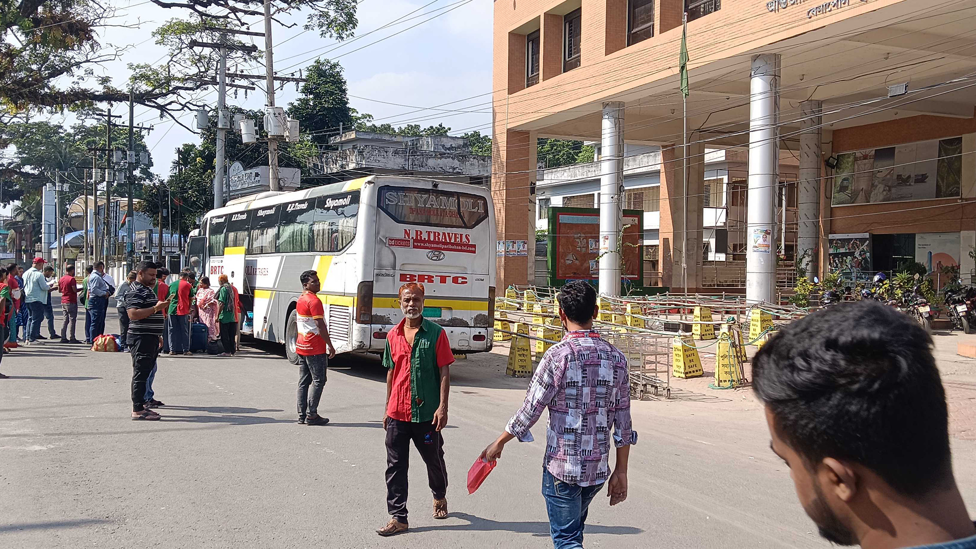 বেনাপোল বন্দর: একদিনে বাণিজ্যে ১১ কোটি, ভ্রমণে ১২ লাখ টাকা আয়