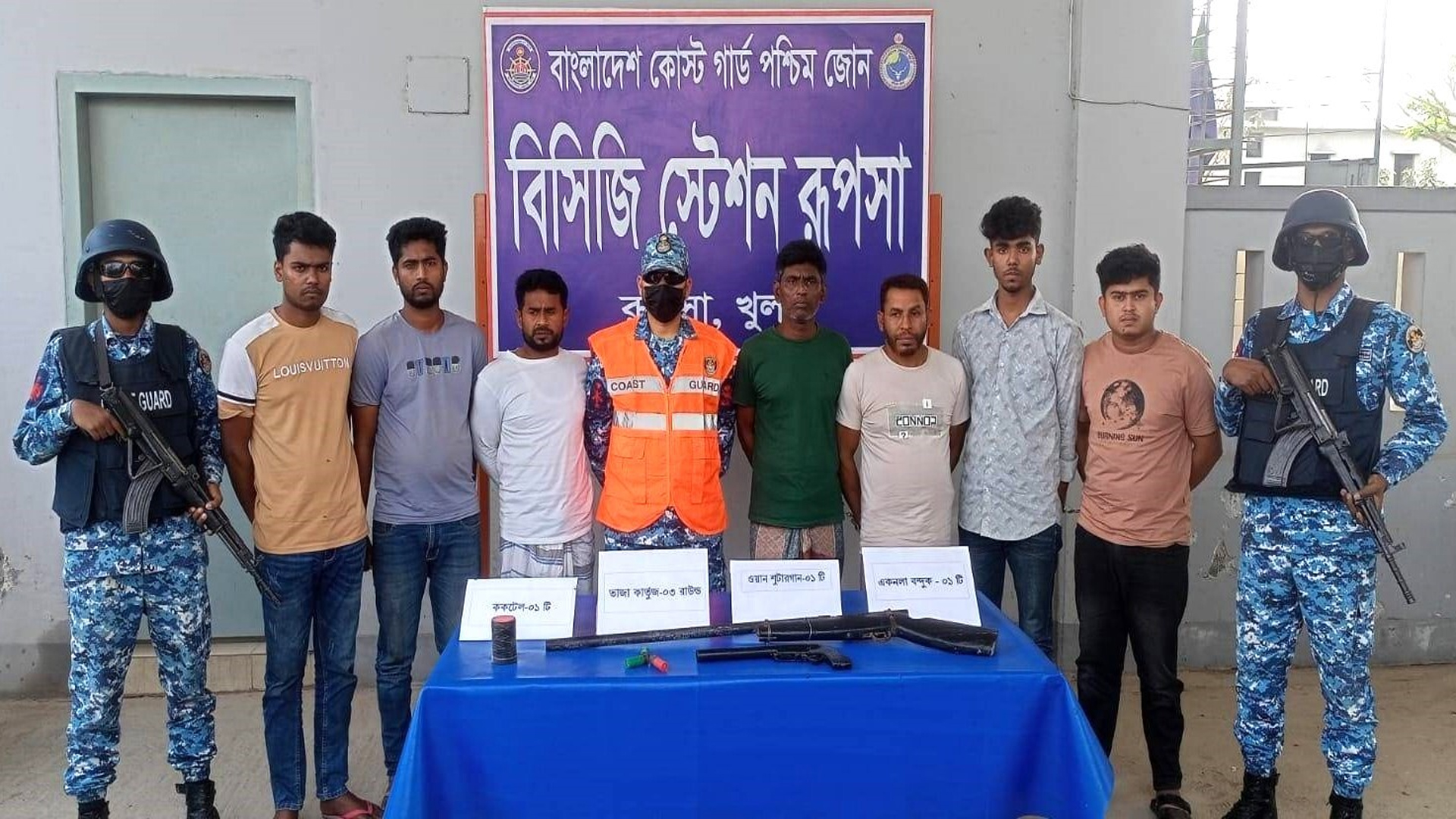 দিঘলিয়ায় অস্ত্র-ককটেলসহ সন্ত্রাসী গ্রুপের ৭ সদস্য আটক