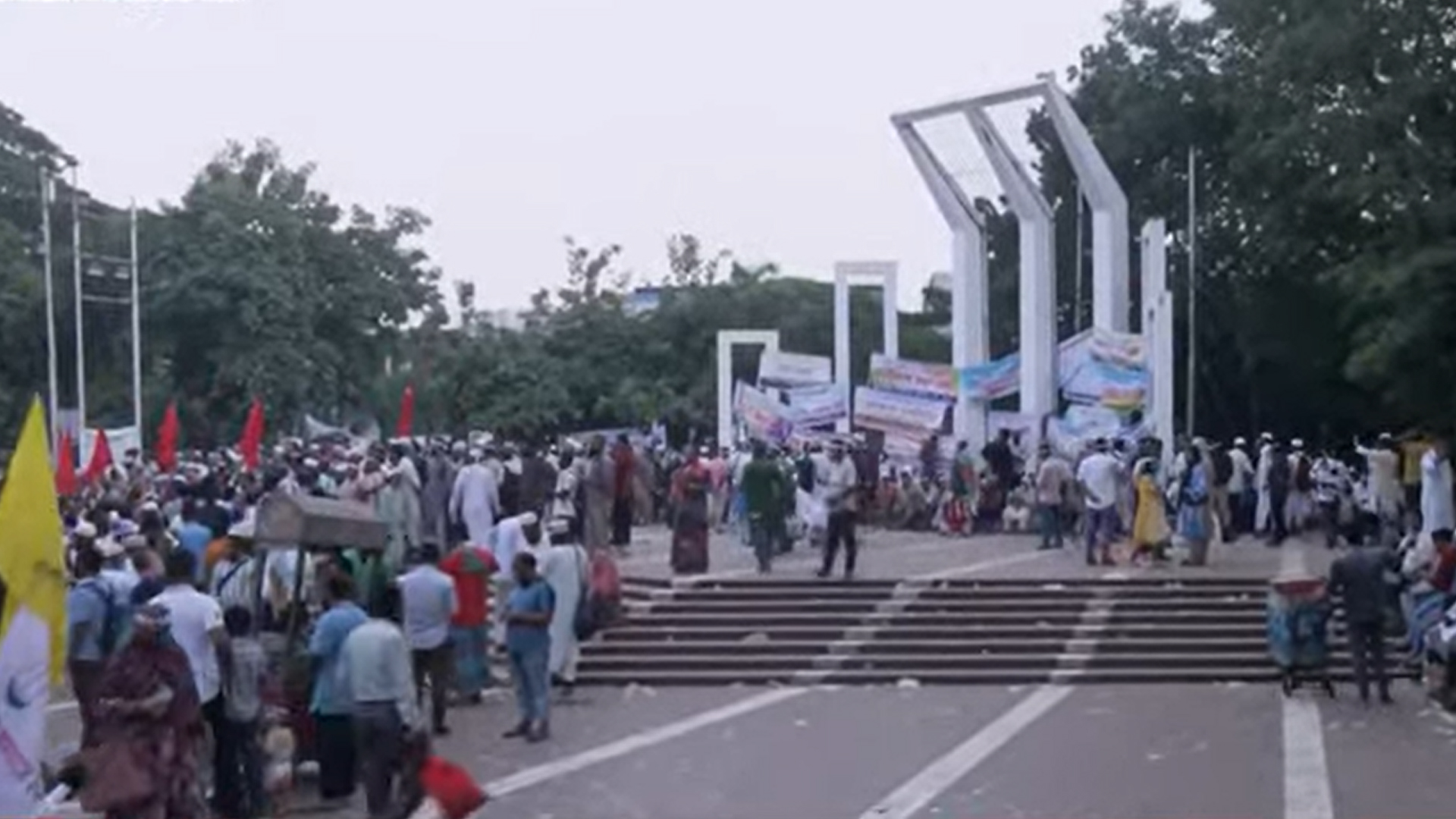 আন্দোলনরত এমপিওভুক্ত শিক্ষক-কর্মচারীদের শাহবাগে নতুন কর্মসূচি ঘোষণা