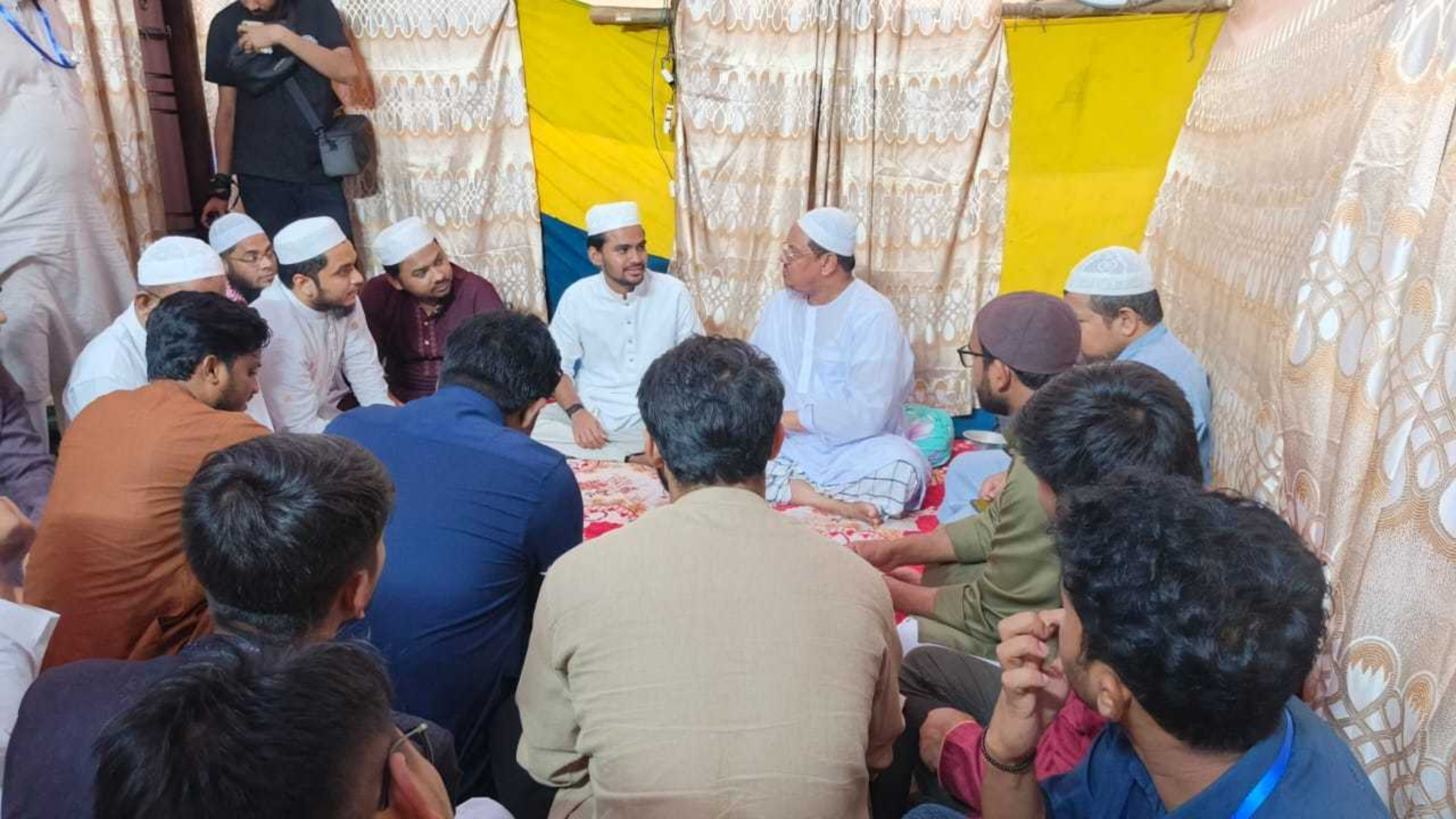 চরমোনাই মাহফিলে পীরের সঙ্গে এনসিপি প্রতিনিধিদলের মতবিনিময়