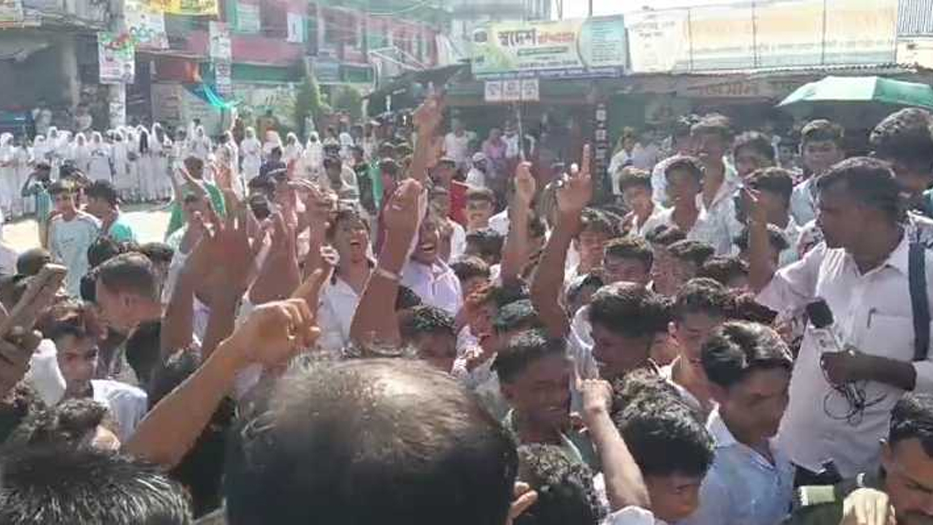 কিশোরগঞ্জে কলেজ শিক্ষকের ওপর হামলা, শিক্ষার্থীদের বিক্ষোভ