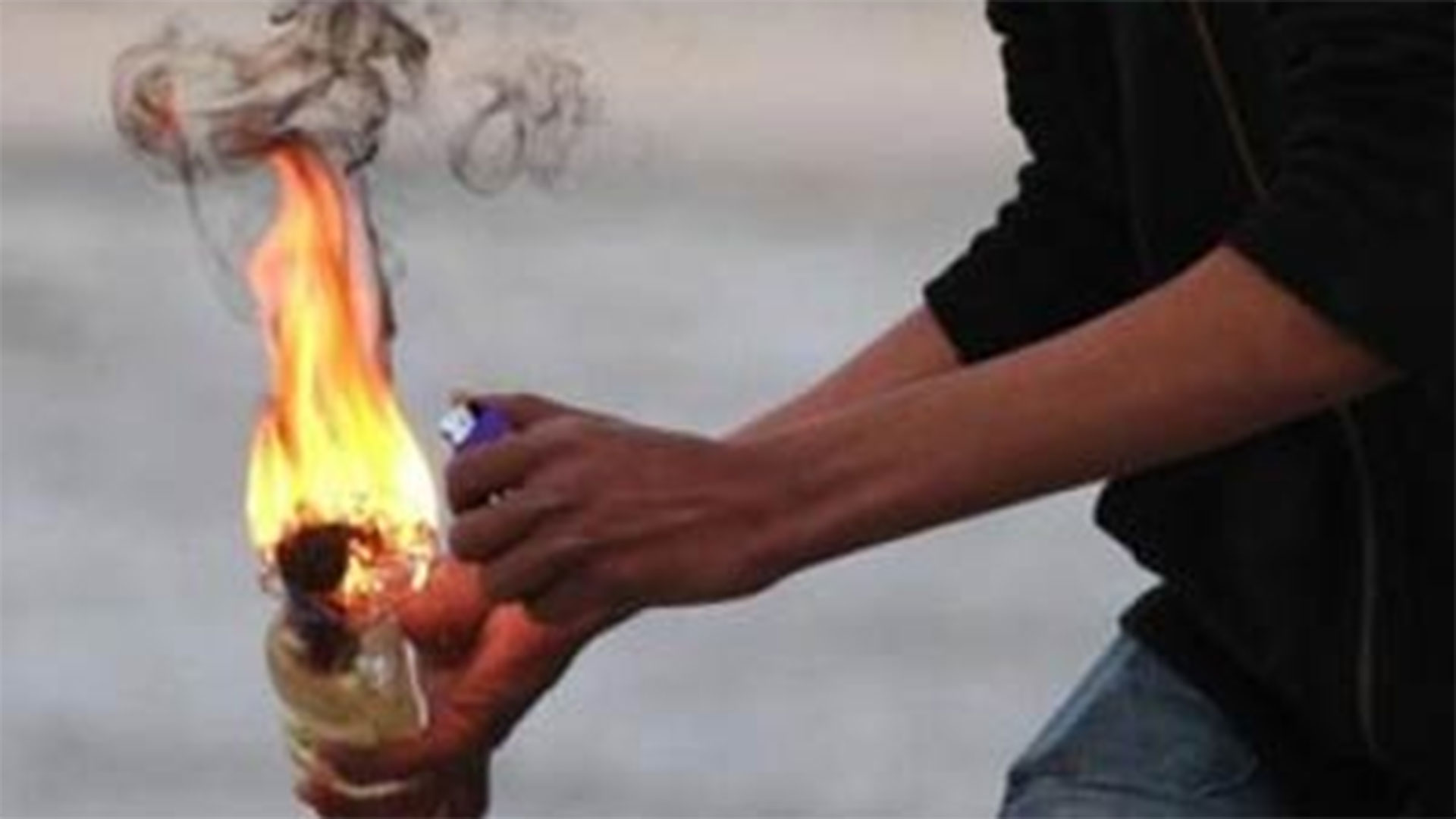 চলন্ত কাভার্ডভ্যানে পেট্রোল বোমা নিক্ষেপ, দগ্ধ ২