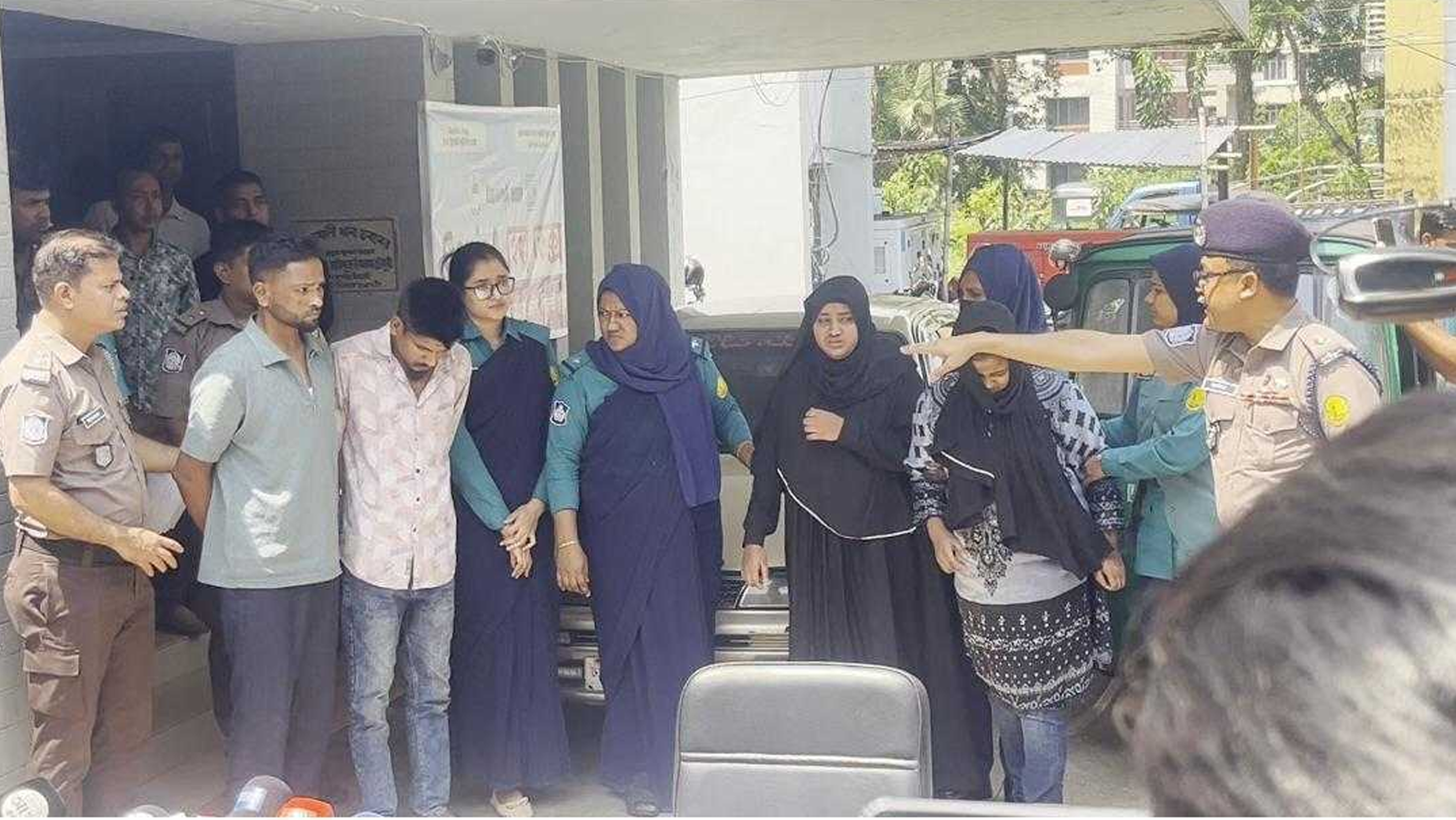 ২ তরুণকে দুদিন আটকে রেখে এবার পুলিশের হাতে ধরা হানিট্র্যাপ চক্রের সদস্যরা