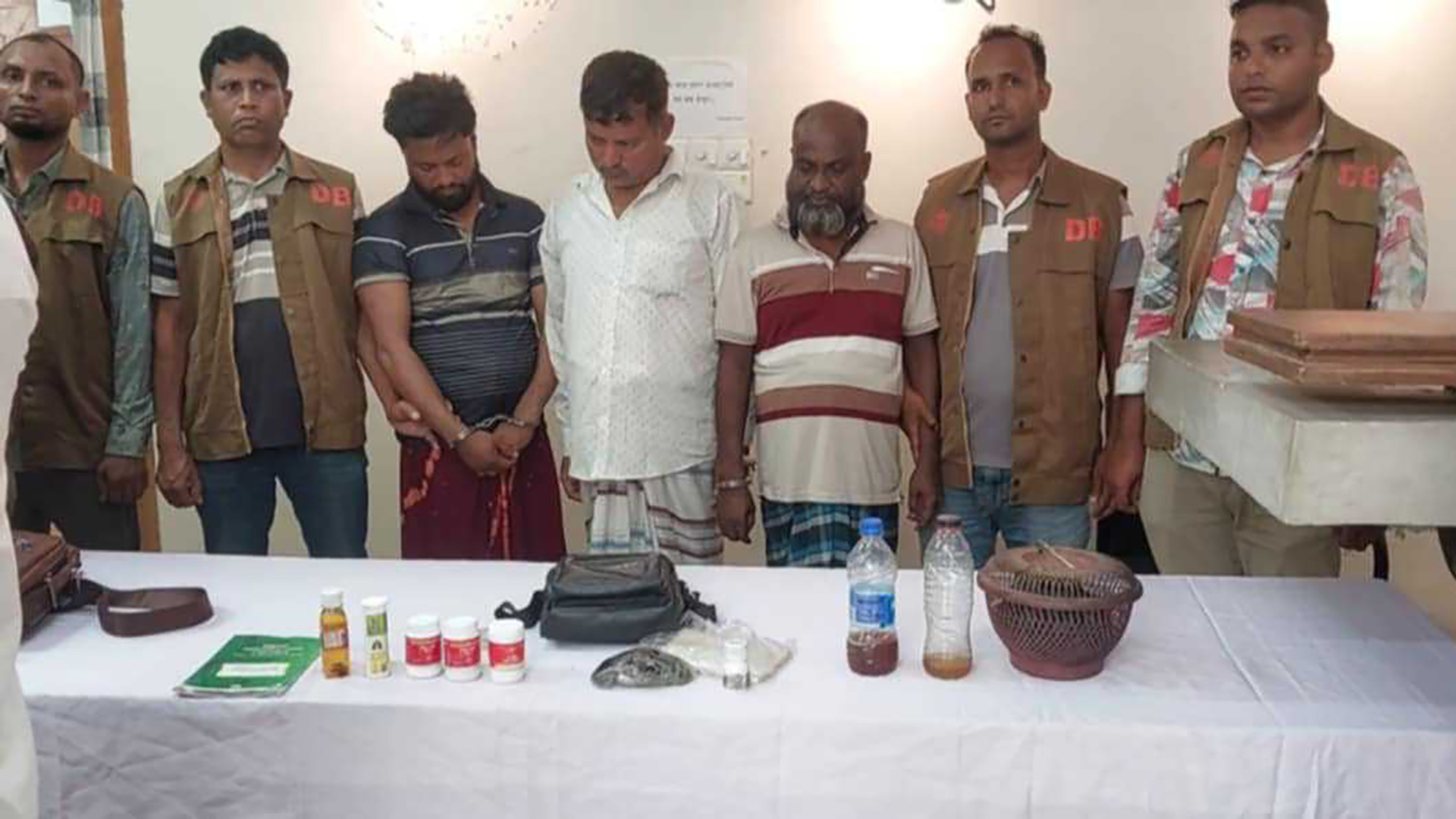 মাদারীপুরে আবাসিক হোটেলে অভিযান, অজ্ঞানপার্টির ৩ সদস্য গ্রেফতার