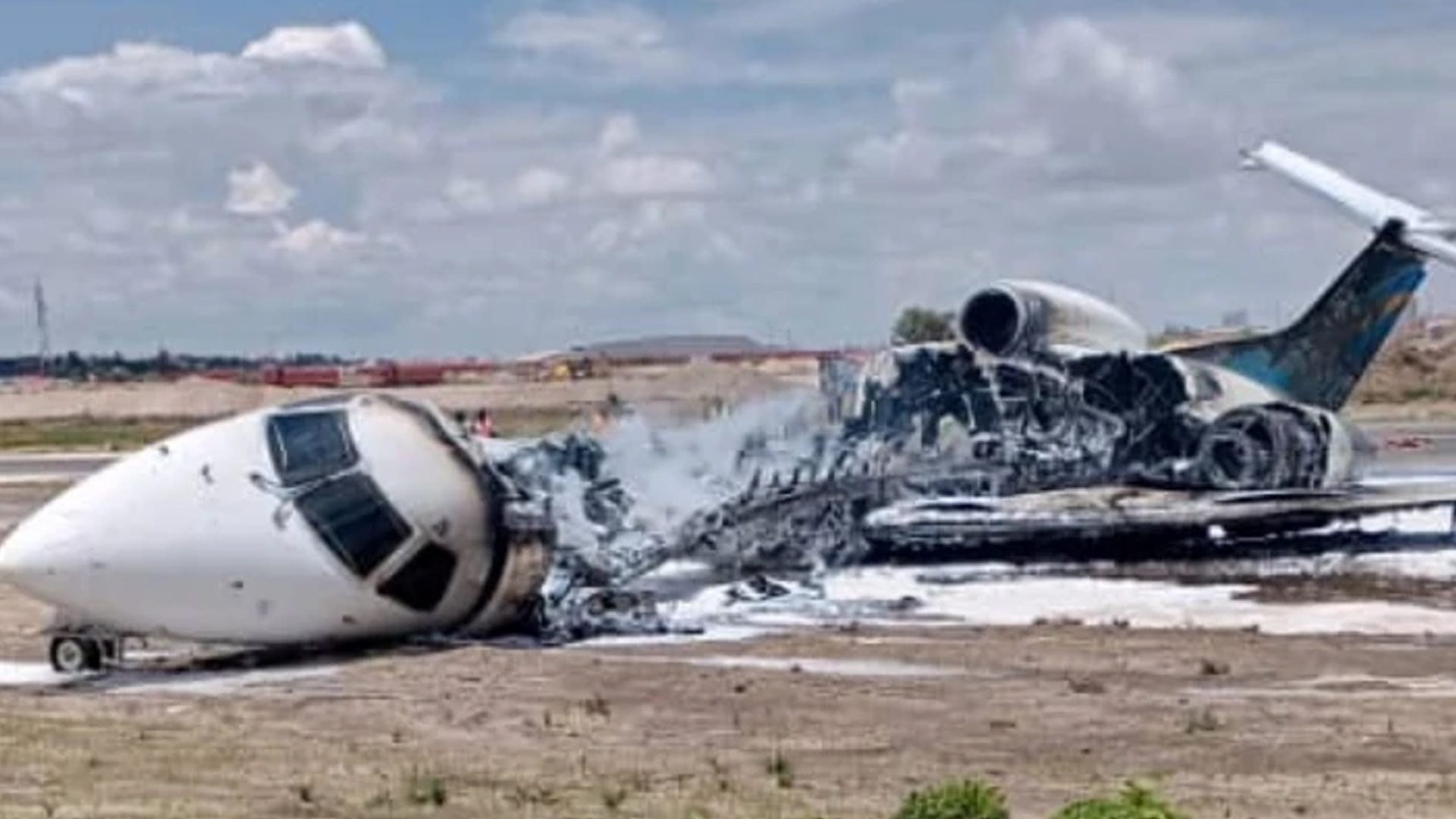 কঙ্গোয় রানওয়ে থেকে ছিটকে পড়লো মন্ত্রীর বিমান!
