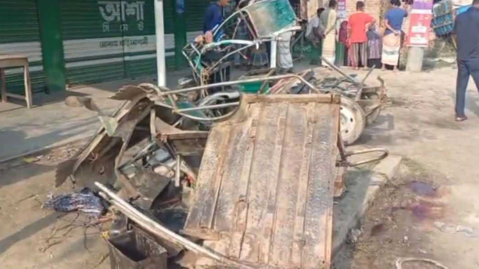 নাটোরে ট্রাক-ইজিবাইকের মুখোমুখি সংঘর্ষ, নিহত ২